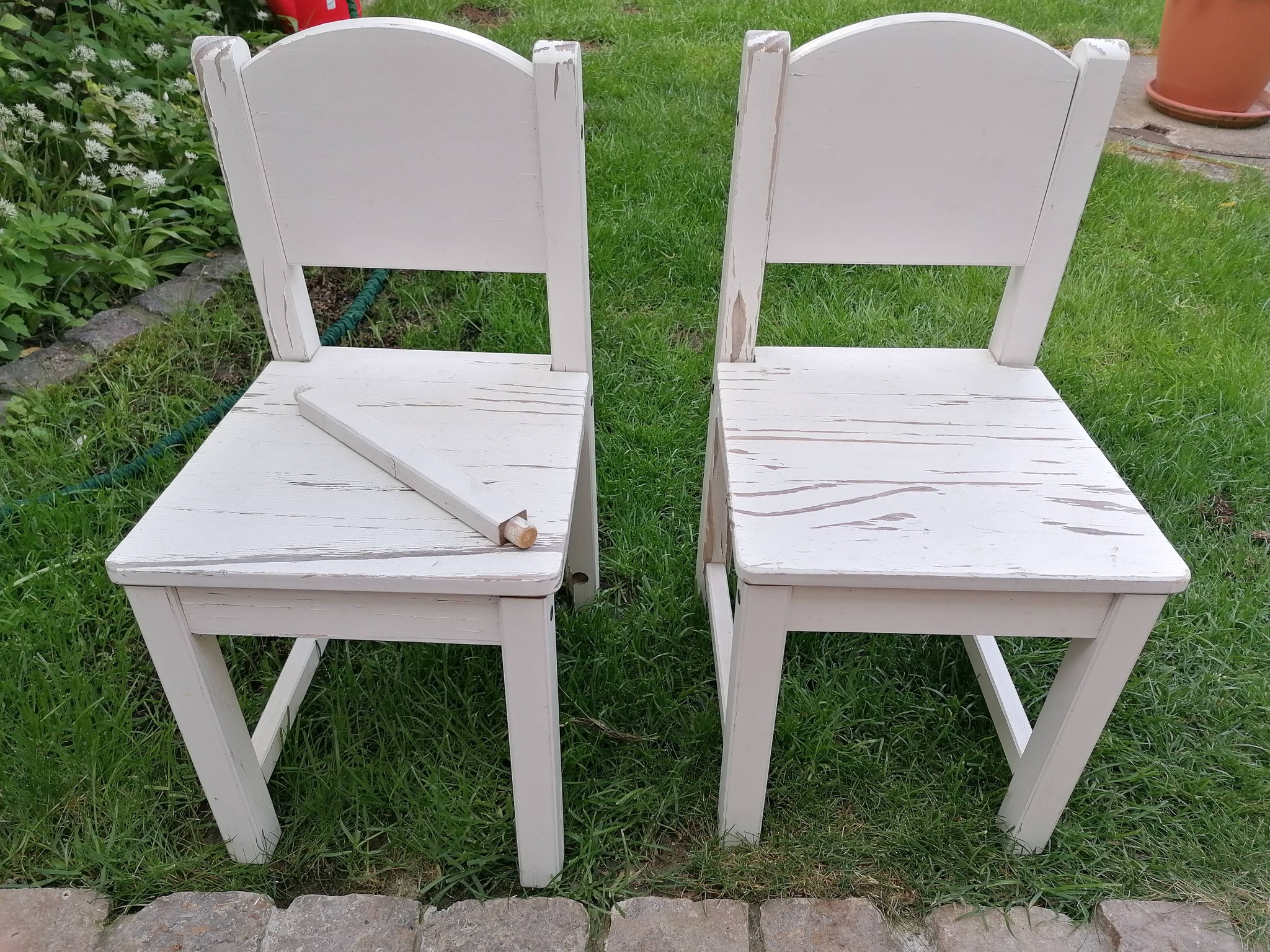 Letzte Woche habe ich zwei Kinderstühlchen von Ikea, so alt, dass sie noch aus Echtholz sind, und einen Flaschenträger aus Holz vom Sperrmüll gerettet. Die Stühlchen waren aus dem Leim gegangen, alle