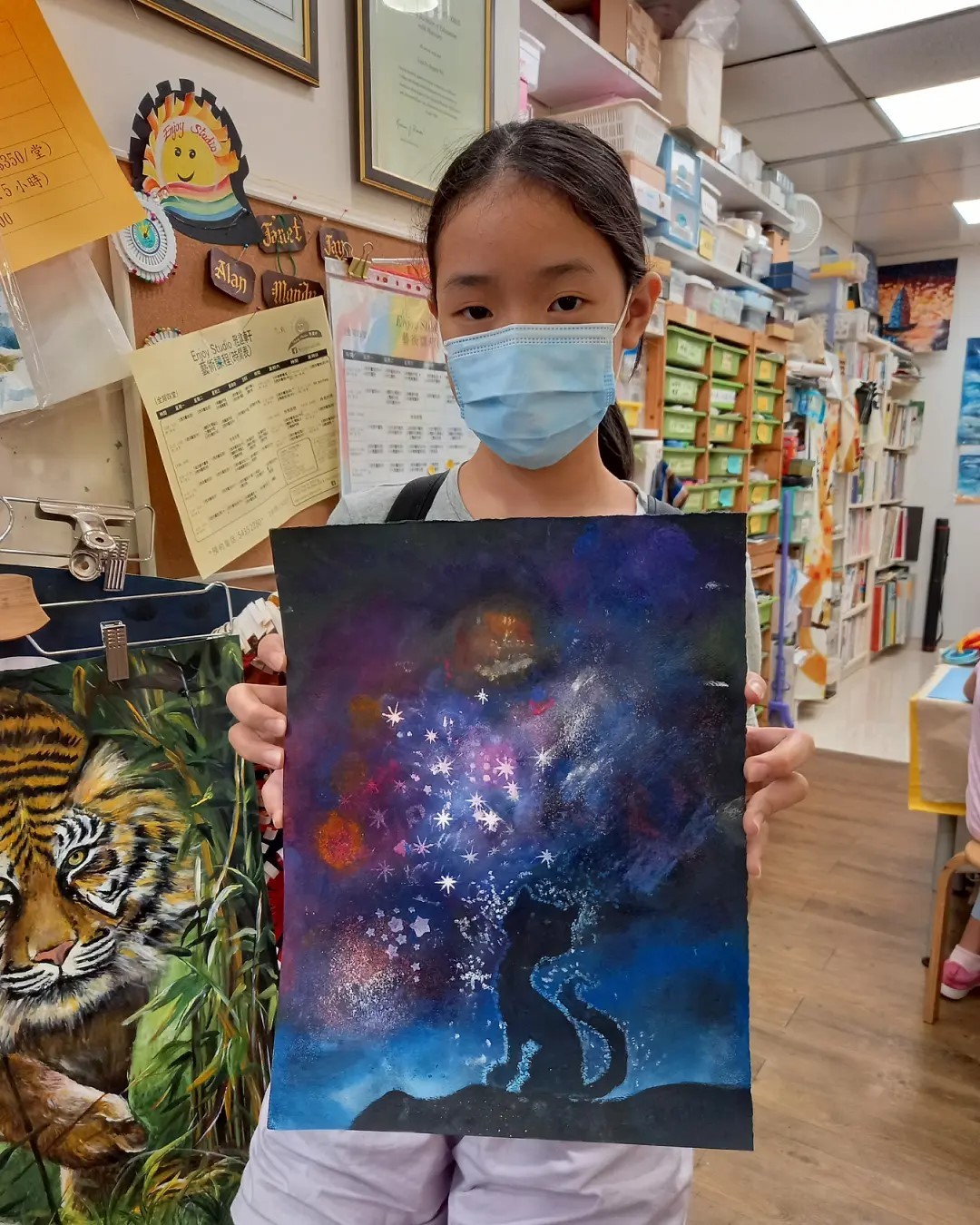 Enjoy Studio - 同學參加西洋畫班，學習繪畫黑夜及光暗對比，掌握得不錯啊！... | Facebook