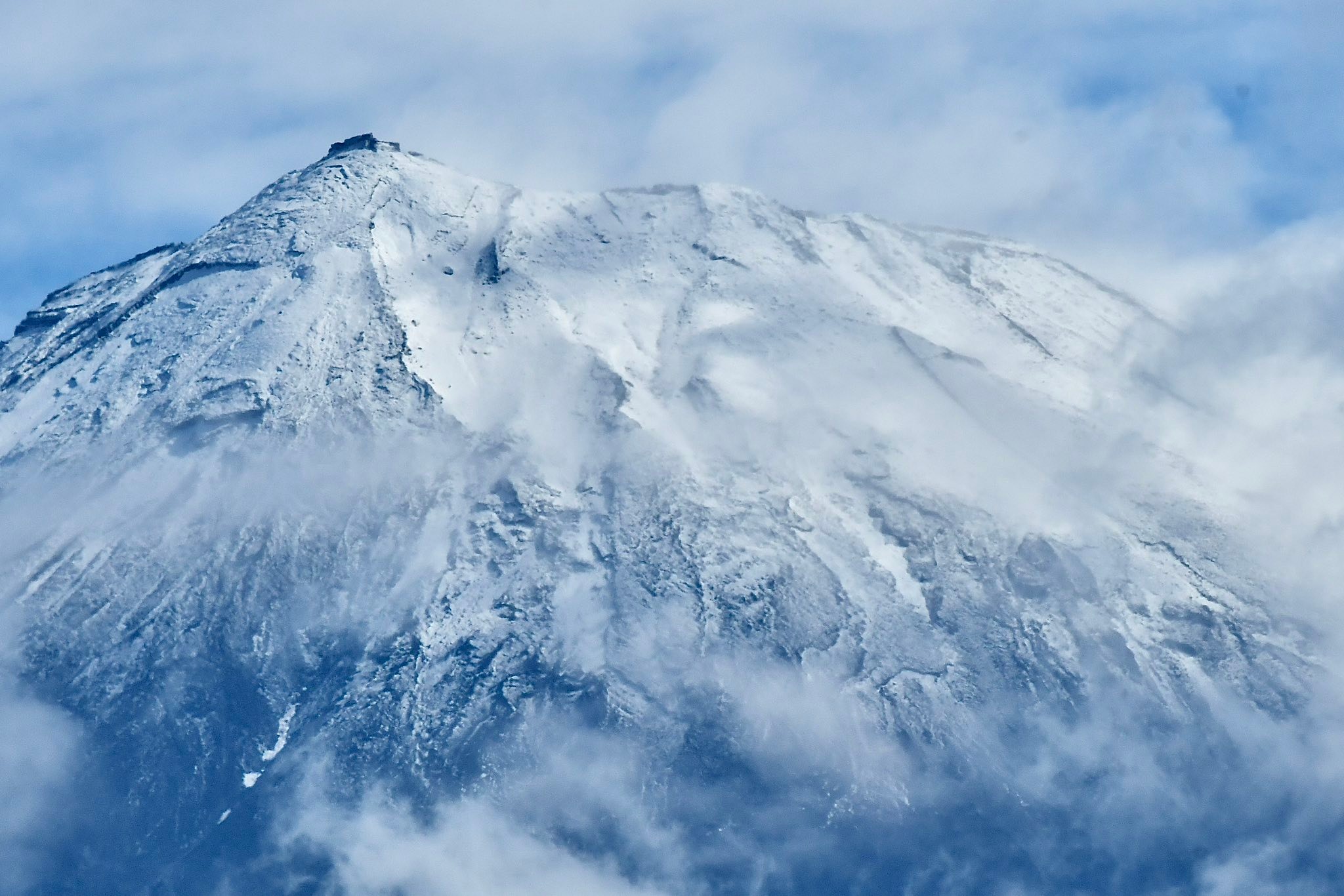 今朝の富士山。 なんと今朝は6月だというに富士山の山頂付近に雪が降り