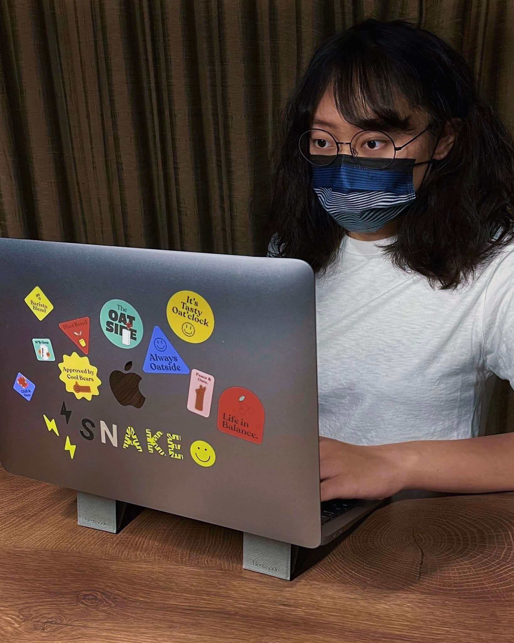 蛇編 Snake - 筆電應該是現代人的標配吧！不過老是需要低頭用電腦，看久了肩頸不舒服，在家裡還能墊東西把螢幕架高，... | Facebook