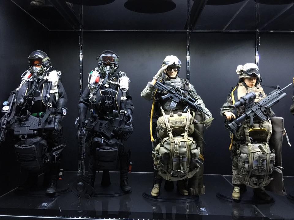 Hot Toys 1/6 scale female USMC and US Army Airborne Rangers figures