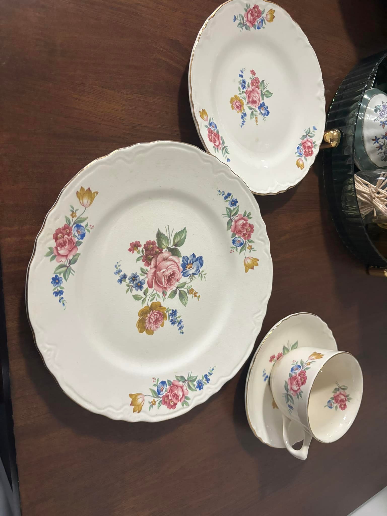 Identifying and Discussing Vintage Dishes with Specific Patterns