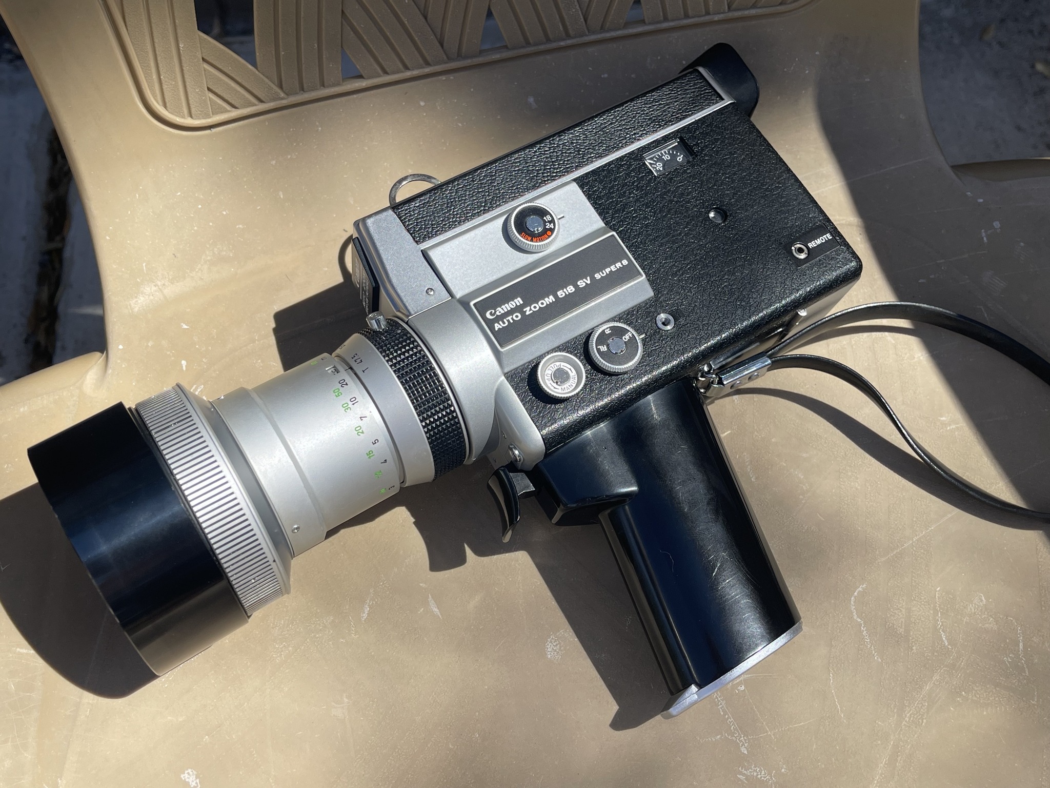 How to use the film chamber on a Canon Single 8 518 SV camera?