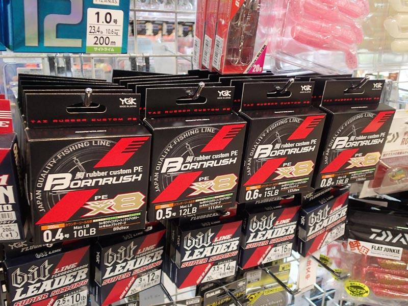 YGKよつあみ・PE ボーンラッシュ WX8が入荷しました 一般的なPEラインと比べ 同じ号数であればワンランク以上のポンド数を誇る ボーンラッシュ 鯛ラバカスタム と冠していますが 魚種や状況を問わず 陸からのキャスティングゲームにもオススメの逸品です 強度は