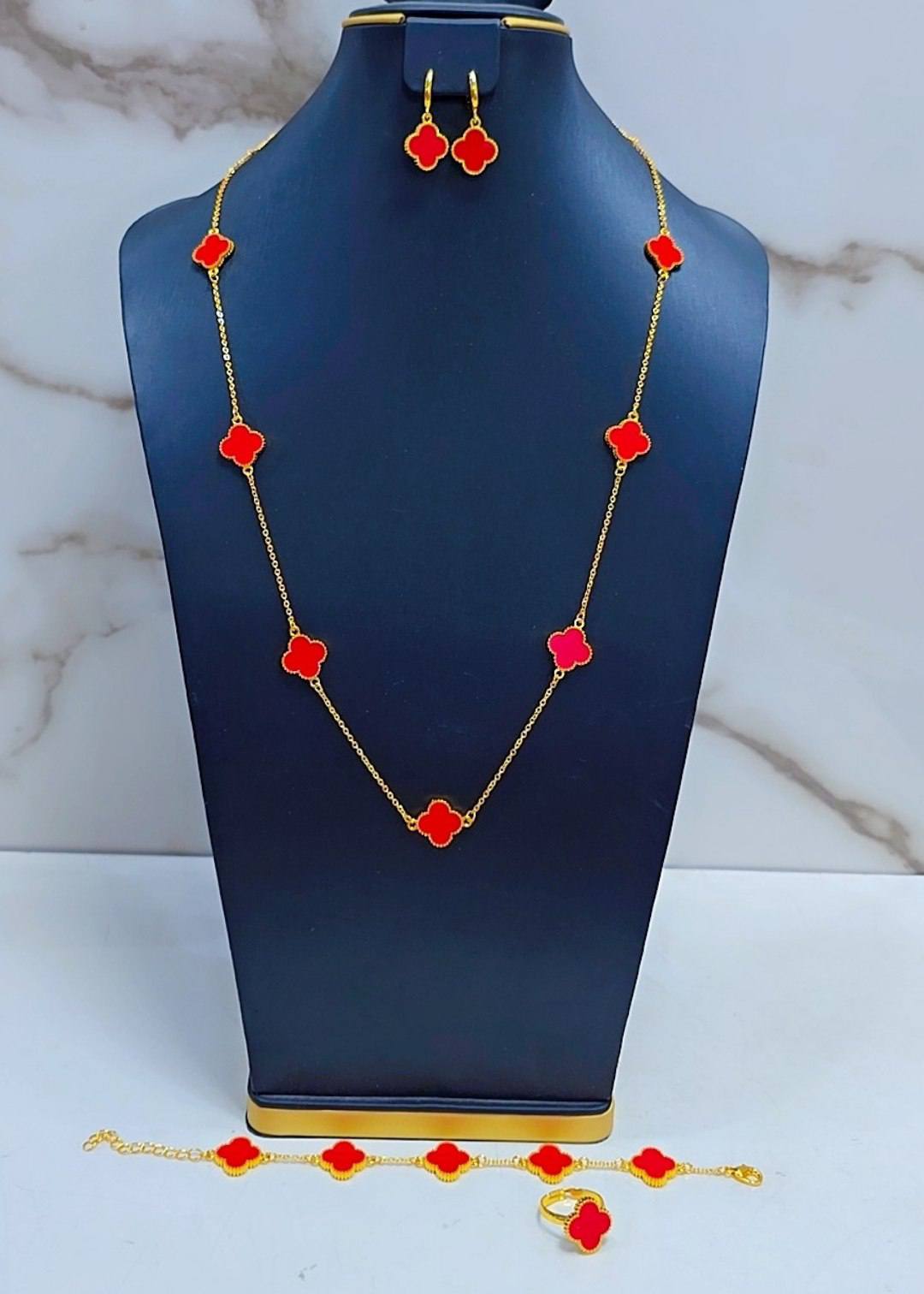 Clover Necklace 195,000¥ 84k