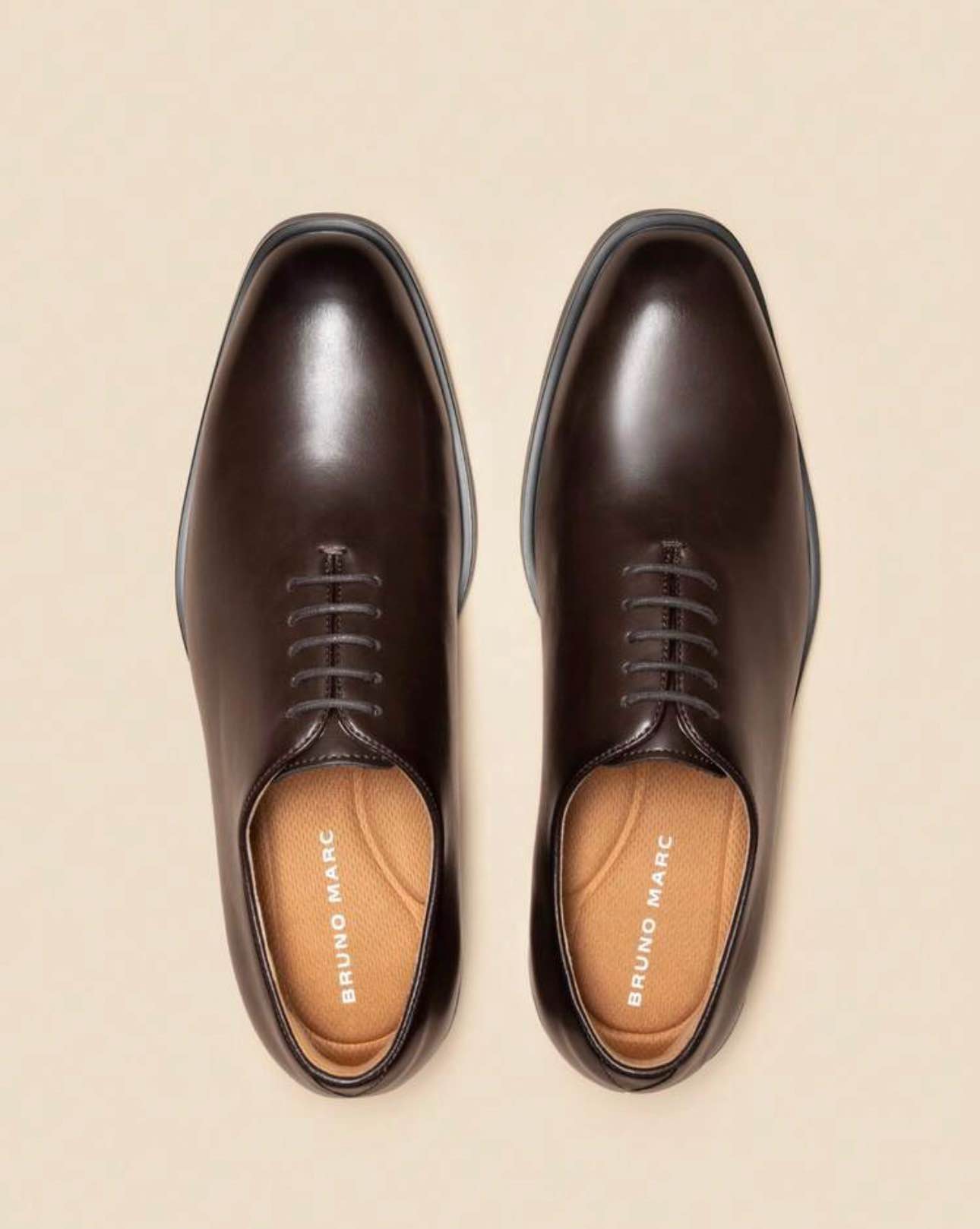 Classic Bruno Marc men's oxford dress shoes in dark brown. These shoes have a smooth upper finish with a closed lacing system. The insoles are tan with the brand name printed on