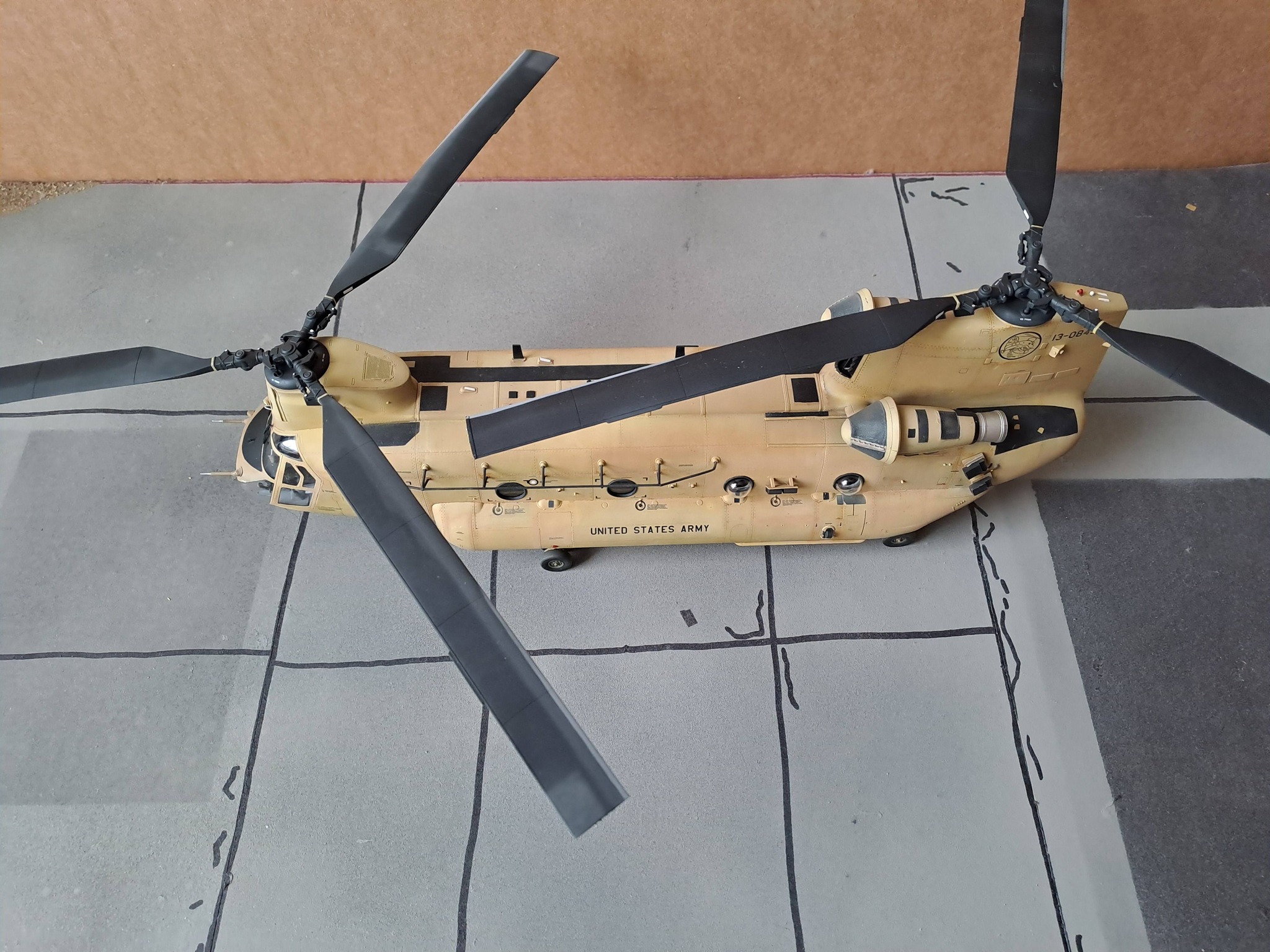Boeing CH-47G Chinook model in 1/144 scale