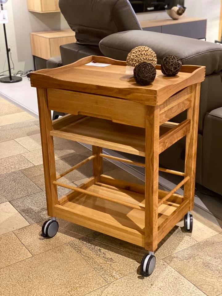 Servierwagen in Eiche massiv geölt ( auch in Buche massiv lieferbar) mit Rollen, 1 Schublade und abnehmbarem Serviertablett 🤗 Maße: B60 cm, H80 cm, T45 cm Abholpreis: 695 € Jederzeit mit unserem, a