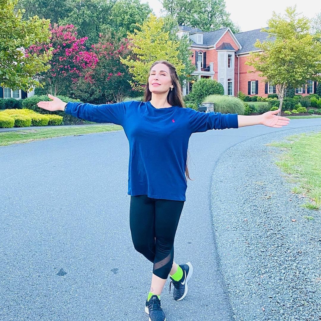The ever graceful #ReemaKhan spotted enjoying a walk to stay fit 