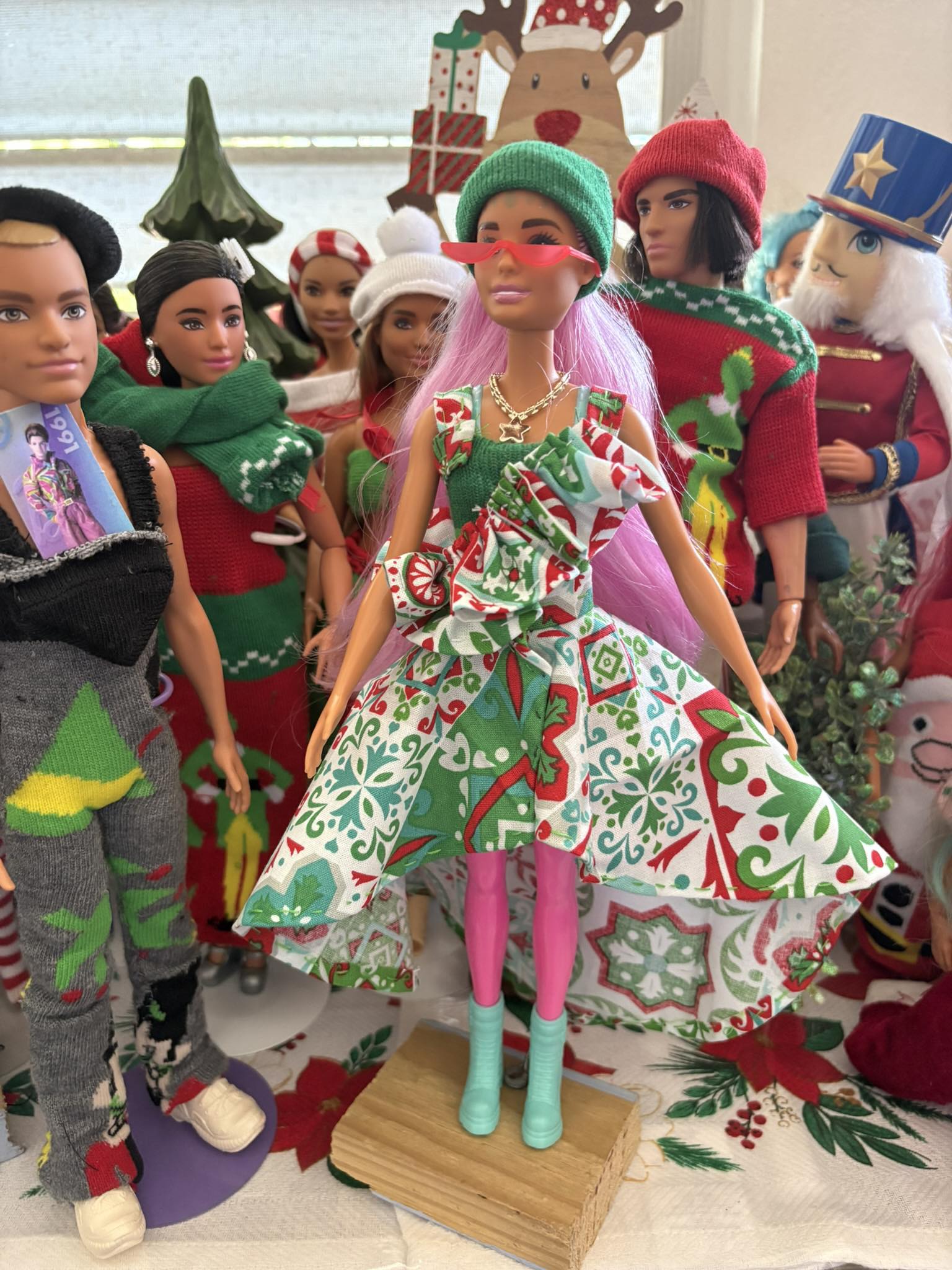 Barbie Color Reveal Colección Estrella De La Disco, Con 6 Sorpresas Y Cambio De Color Con Agua Fría Y Templada, Incluye Falda Metalizada Y Accesorios