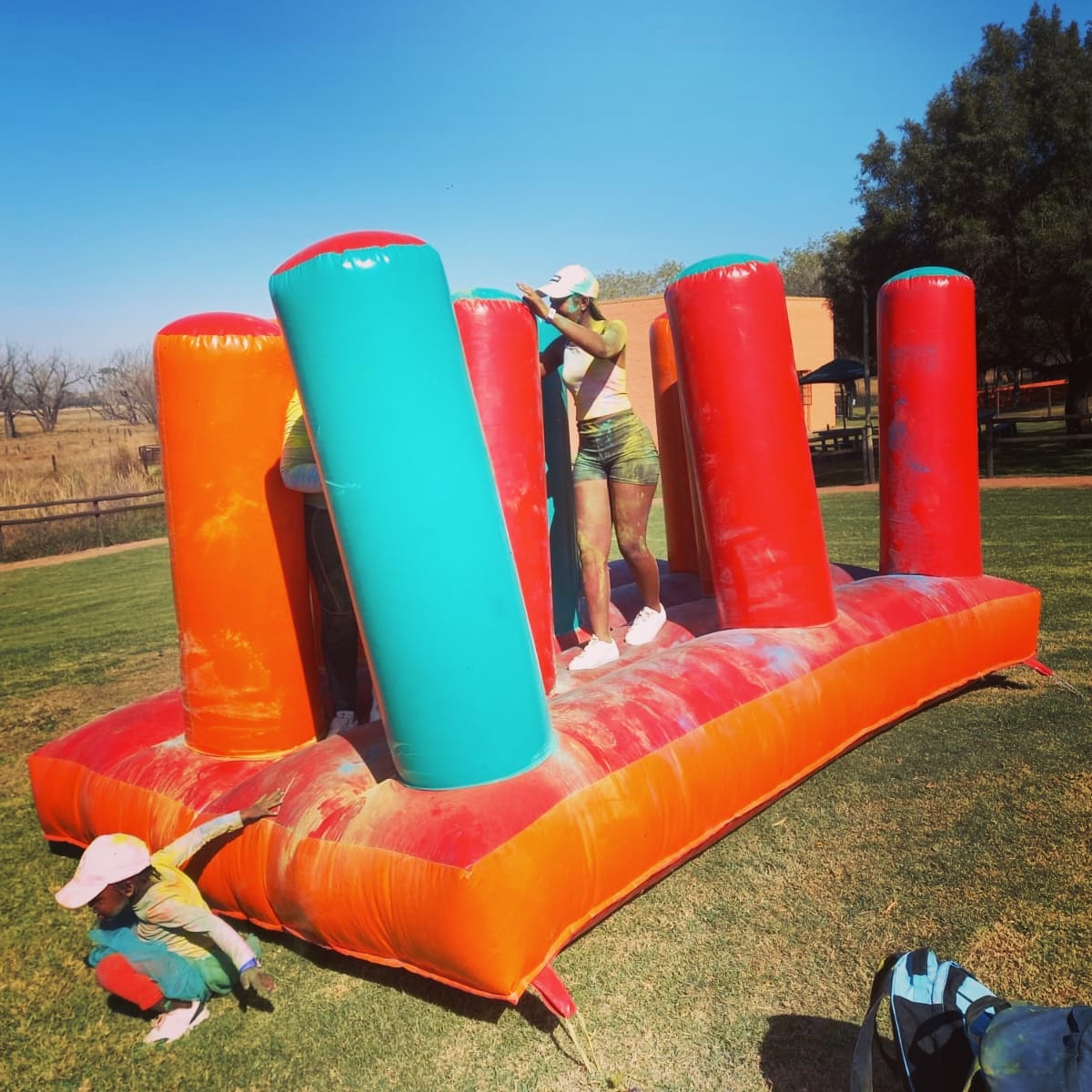 Mobile inflatable obstacle colour rush