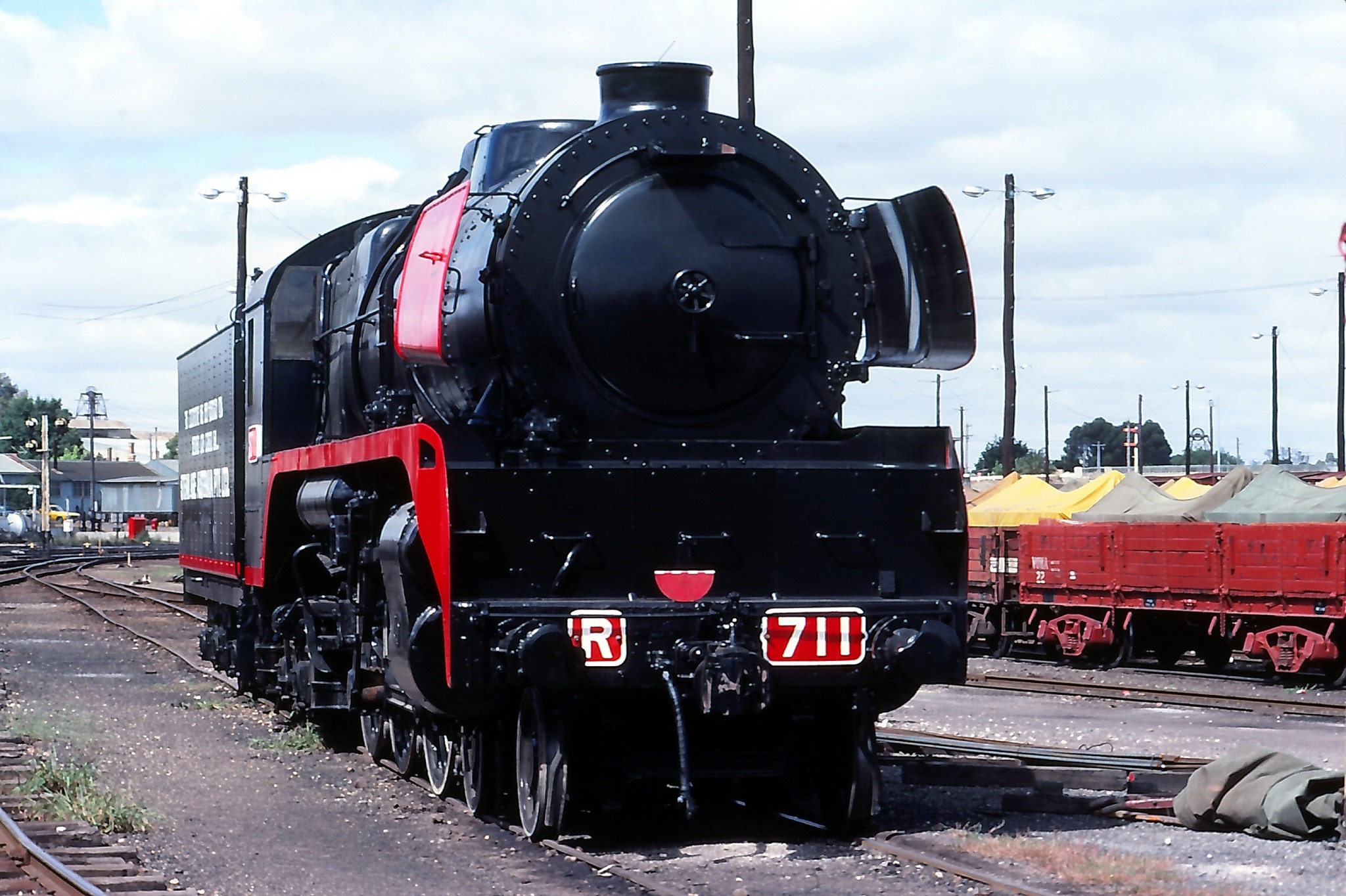 Victorian Railways | R711 sits in Bendigo yard waiting to go into the ...