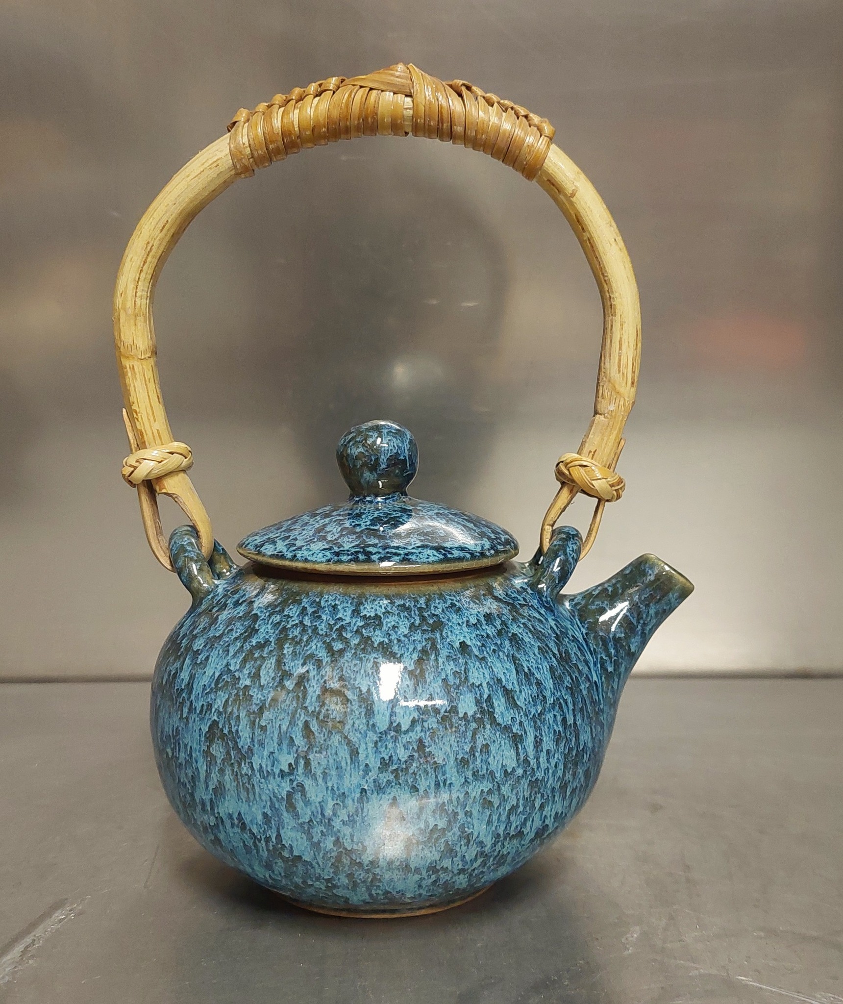 青釉刻花大碗。