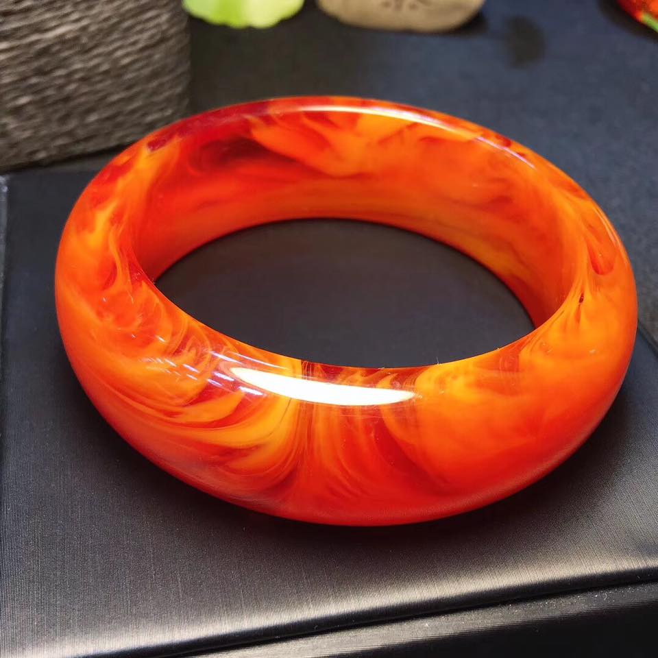 新款蜜蜡老蜡鸡油红手镯，规格内径57mm，宽20*10mm，重42g