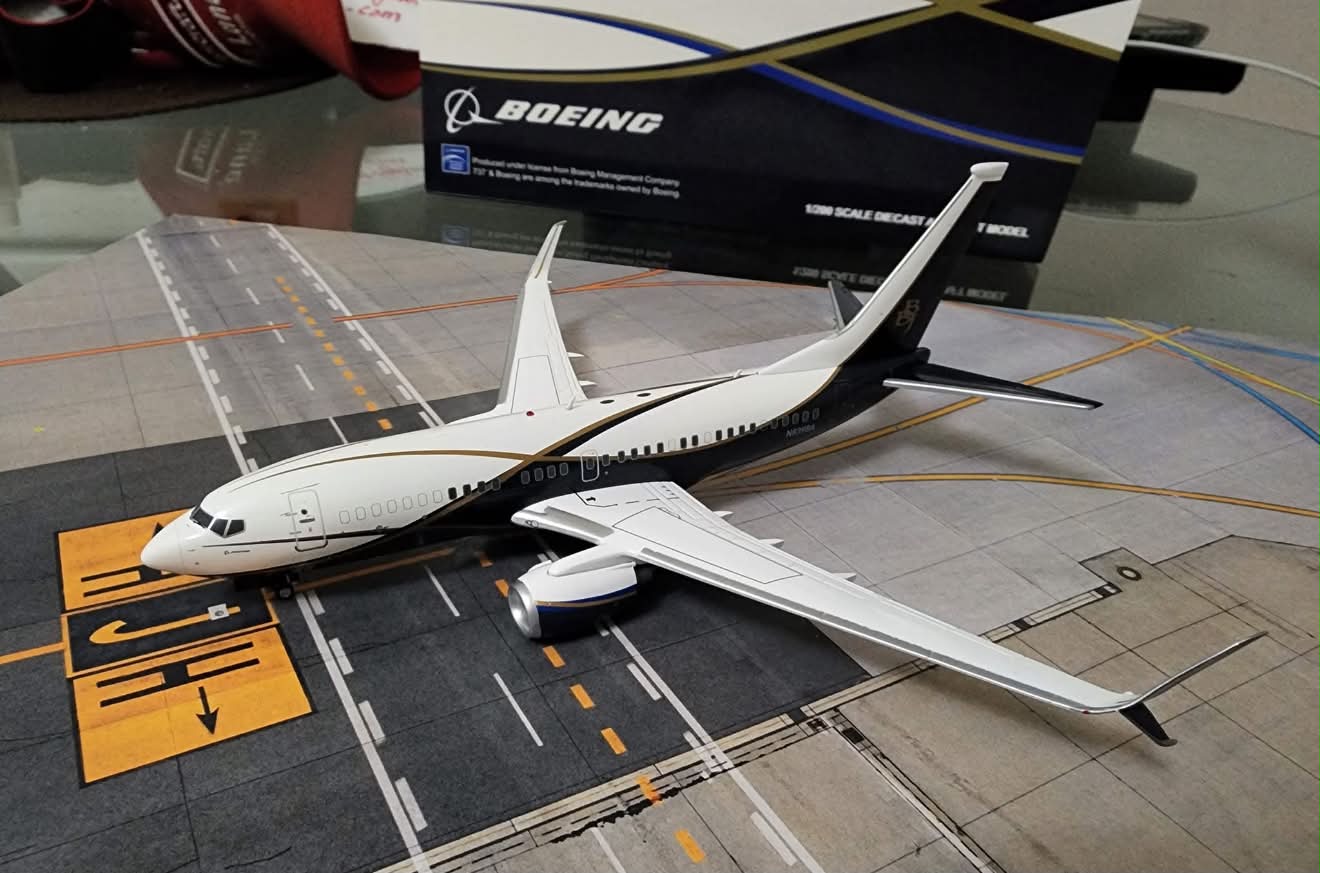 Harlequin Air MD-81 model by JC Wings