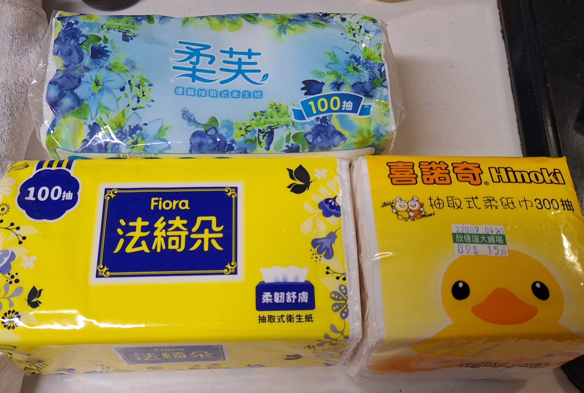 台湾の食堂には必ず置いてあるティッシュですが、一度使うと柔らかくて 