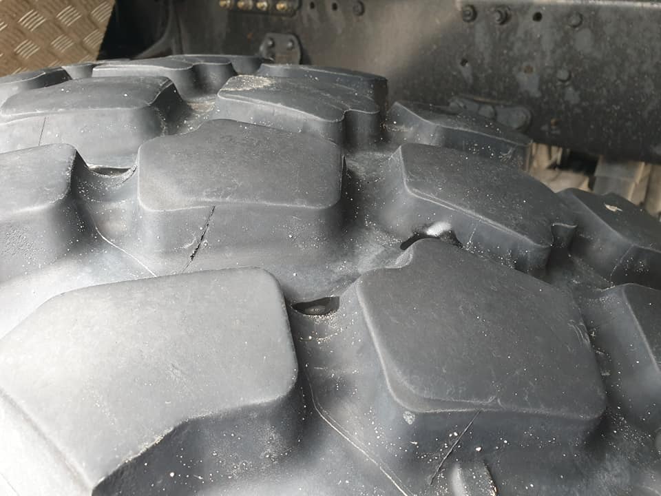 What pressure do Michelin XZL 14.00R20 tires need?