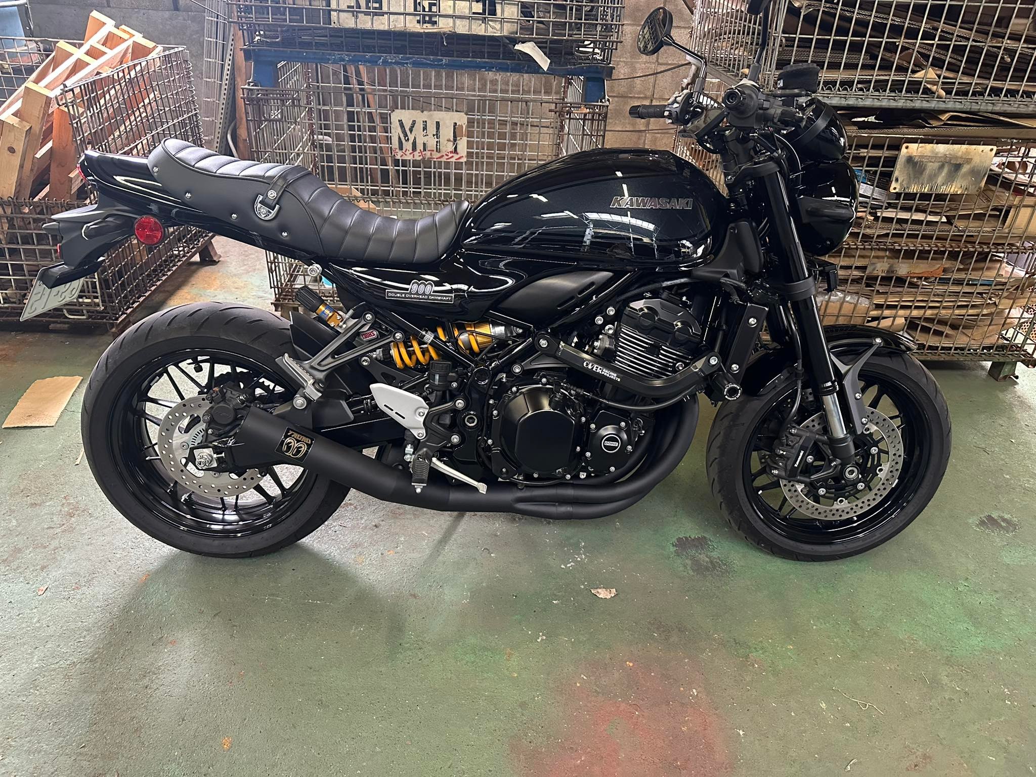 z900rs MID-KNIGHT 集合管 フルエキ　マフラー z900rsでミッドナイトのモナカの黒の集合管エキパイで着けられてるかた