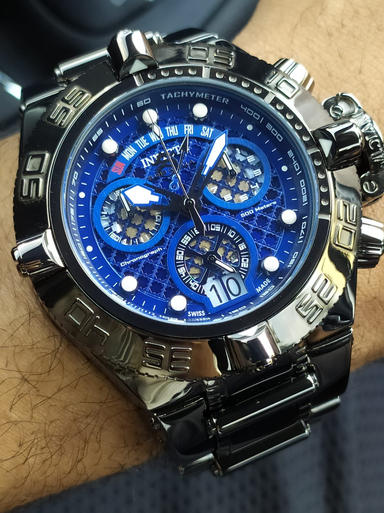 The Invicta Akula is built for action with sleek style. This