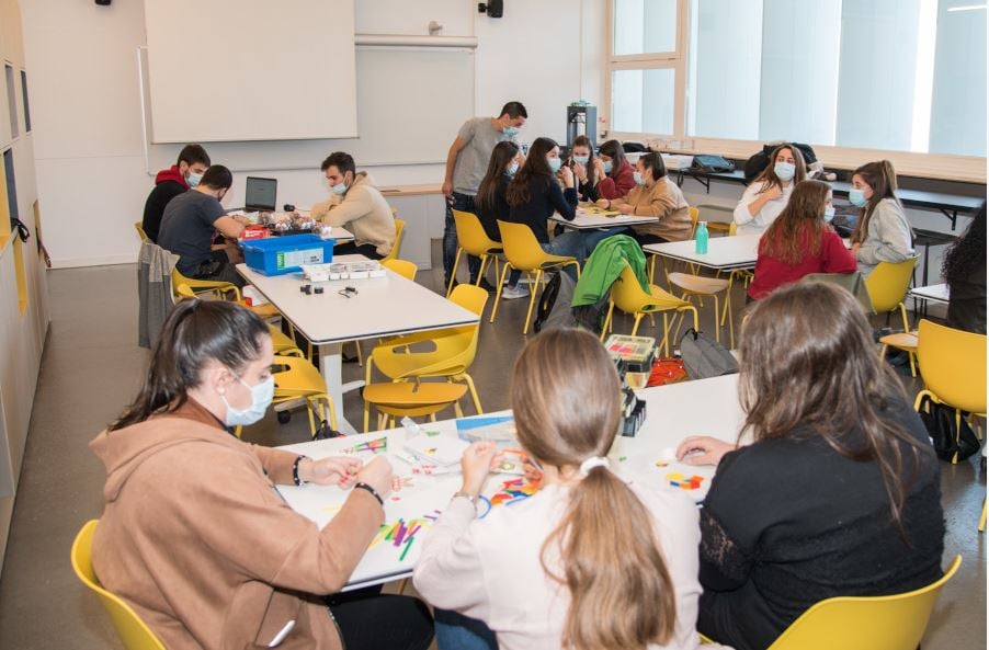 La Facultat d'Educació, Psicologia i Treball Social estrena una aula ...