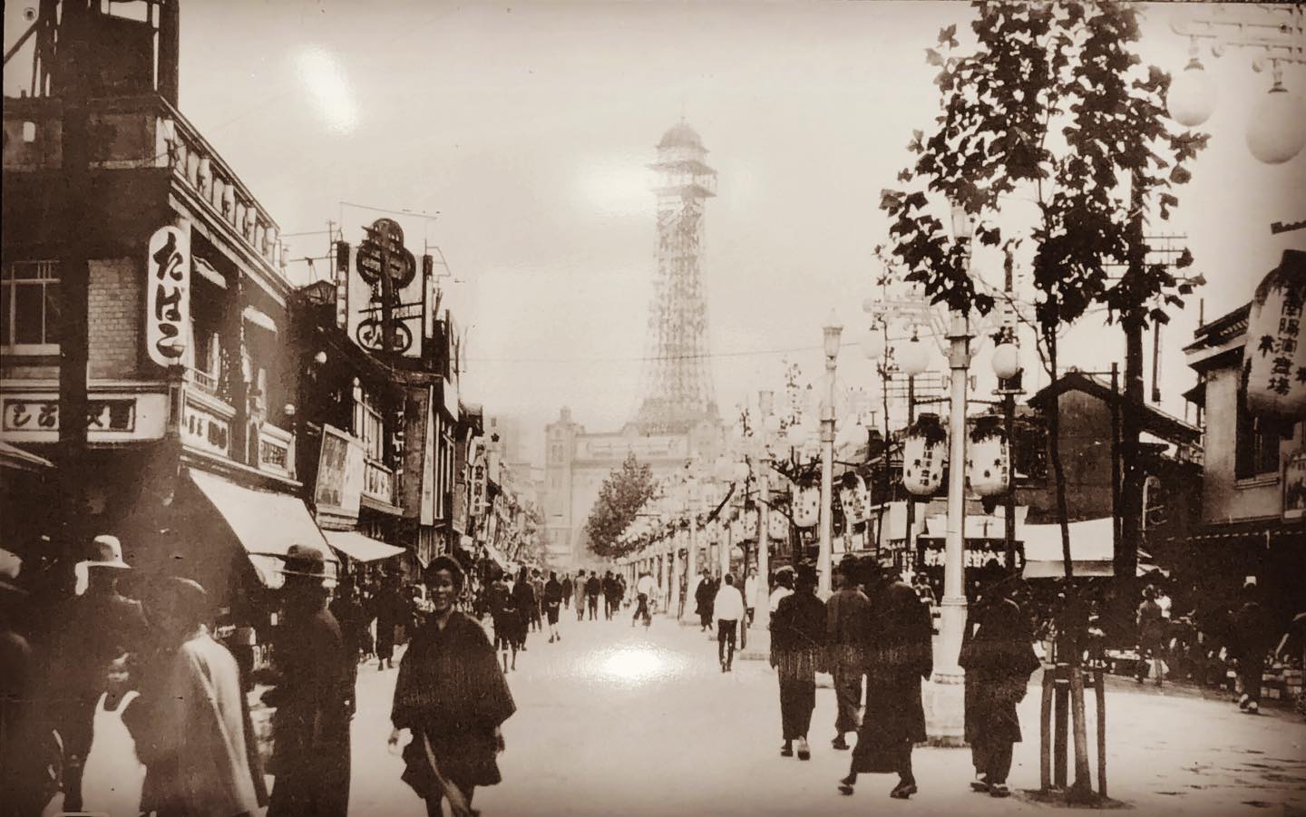 通天閣 - こんにちは！ 4階展望台の階段に1枚展示されてる 初代通天閣のパネルです☻...