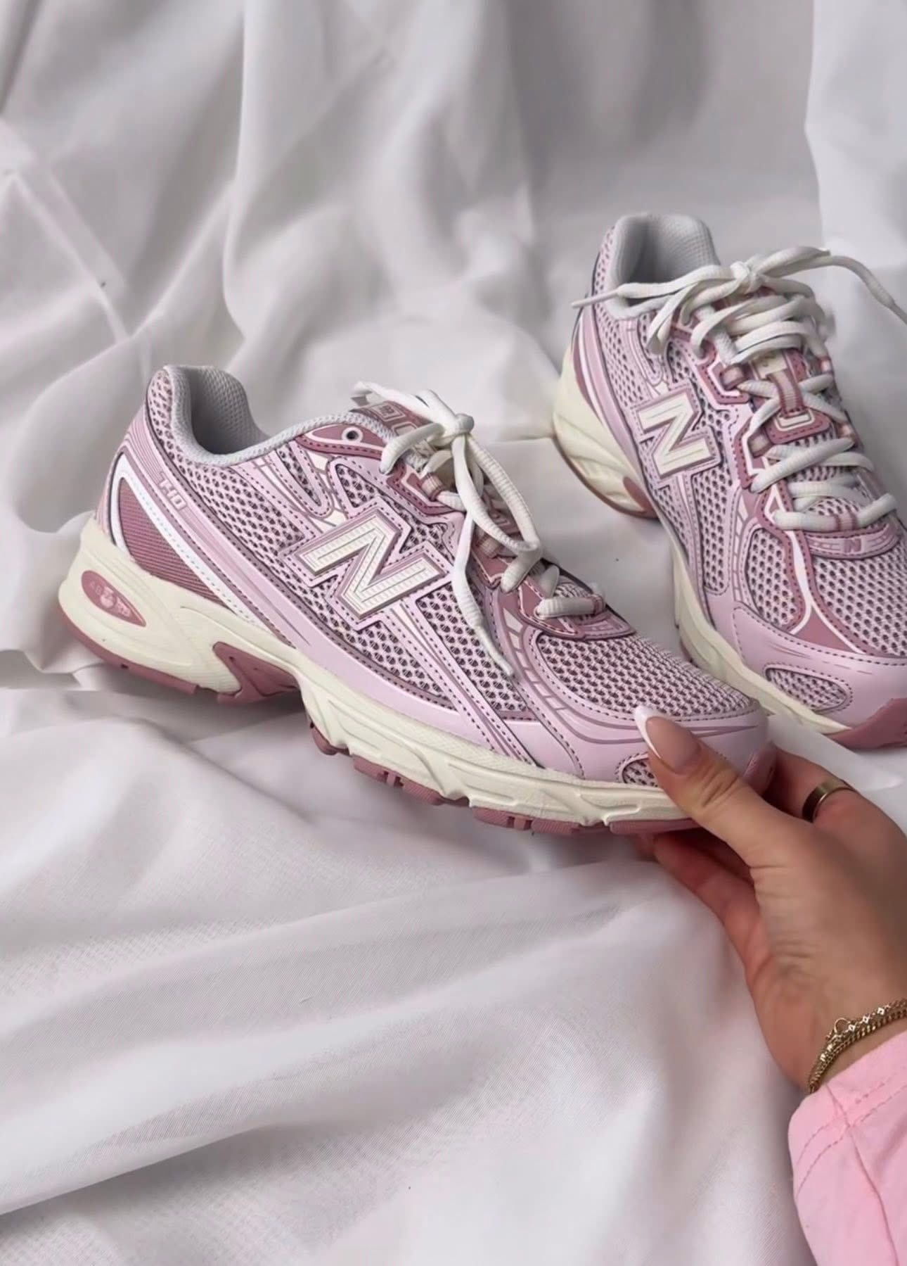 New Balance 740 Pink Vacation 24.5 CM 23.5 CM 23 CM 22 CM $1,399 