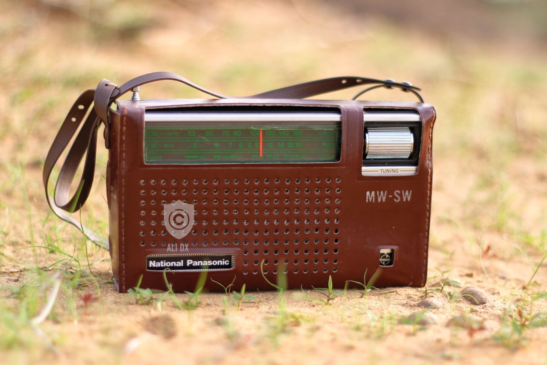 Vintage NATIONAL PANASONIC R-217 MW.SW 9 Transitor Taiwan 1970