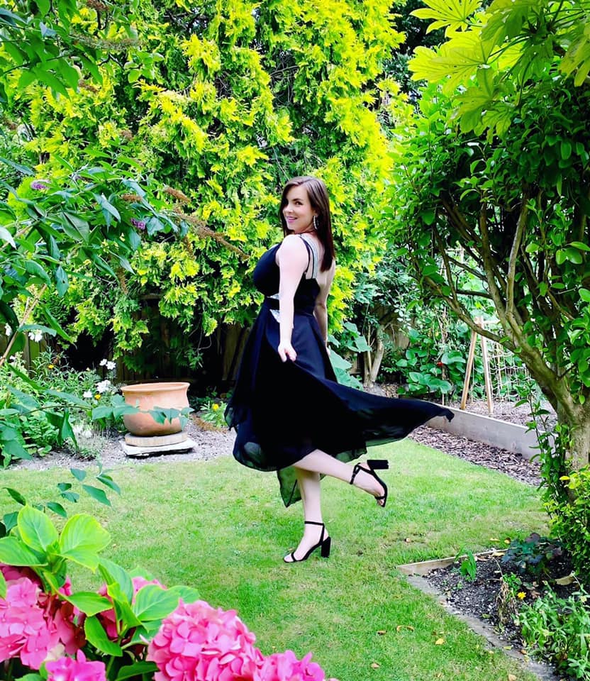 rosewe green dress Gifted} I love this dress! 🖤🖤🖤 It's a great length and I love all the floaty fabric 💃🏻 Swipe to see George the cat being like 'who do you think you published