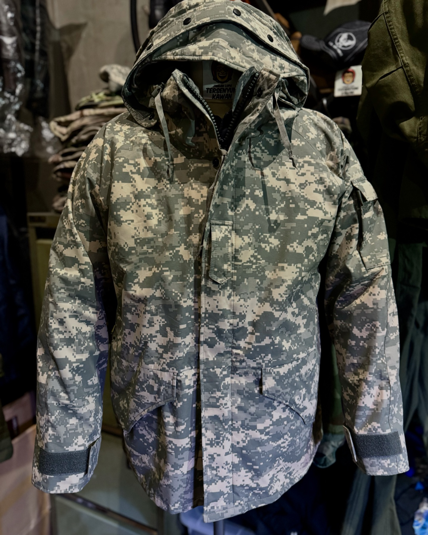 READ CAPTION? US Military Genuine Issue Gore-Tex® Gen II ECWCS 