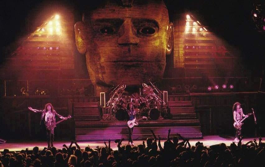 KISSTORY - May 4, 1990 - We opened the Hot In The Shade Tour in 