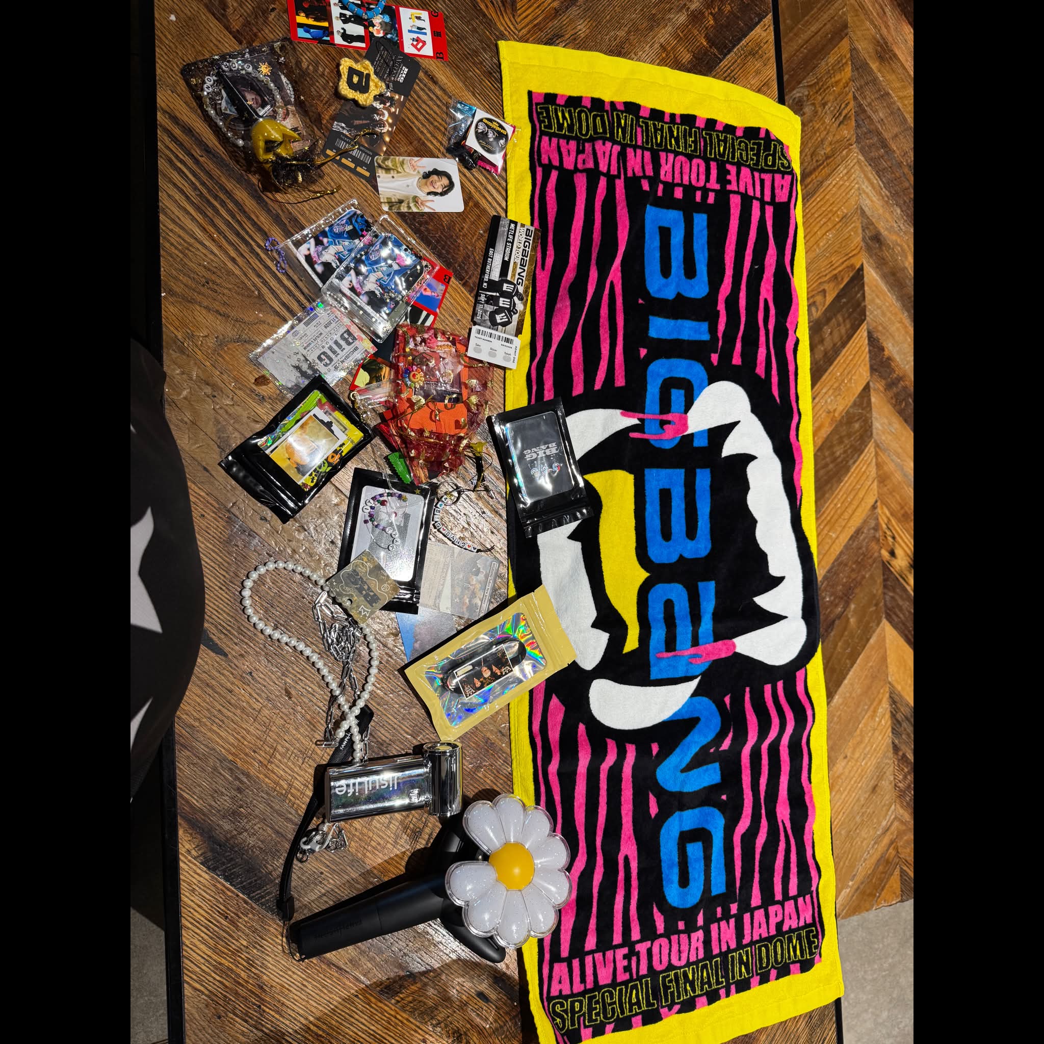 BIGBANG World Tour freebies from VIPs in East Rutherford