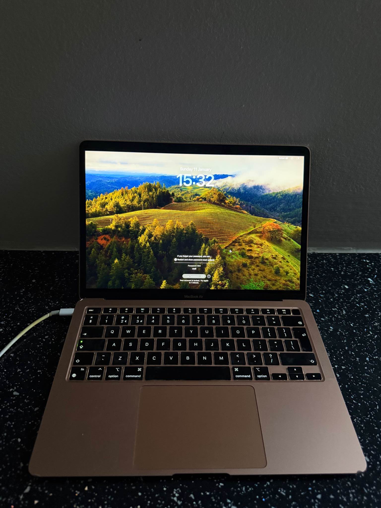 MacBook Air M1 (2020), 8GB RAM, pink/gold colour. Excellent  display picture 1