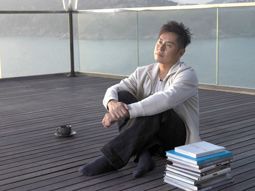 周聰和他的粵語時代曲時代 - 周聰，曾獲黃霑那一輩的流行歌曲創作人譽為「粵語流行曲之父」，事實上，在九十年代初，筆者就曾親見黃霑在他的專欄上 ...