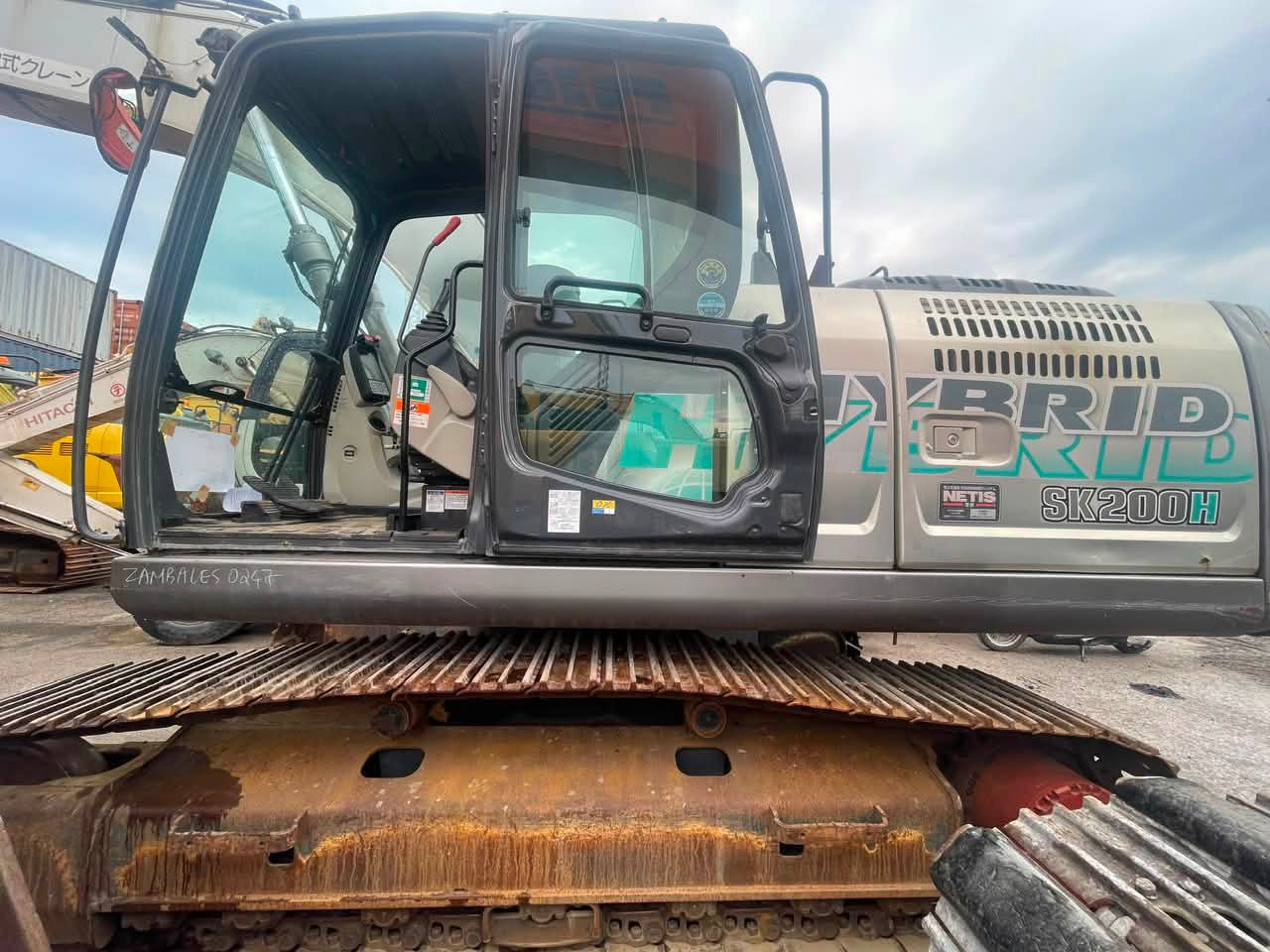 駅員 SK200H-9 2014 and Zx210LCK-1 2005 excavators for sale