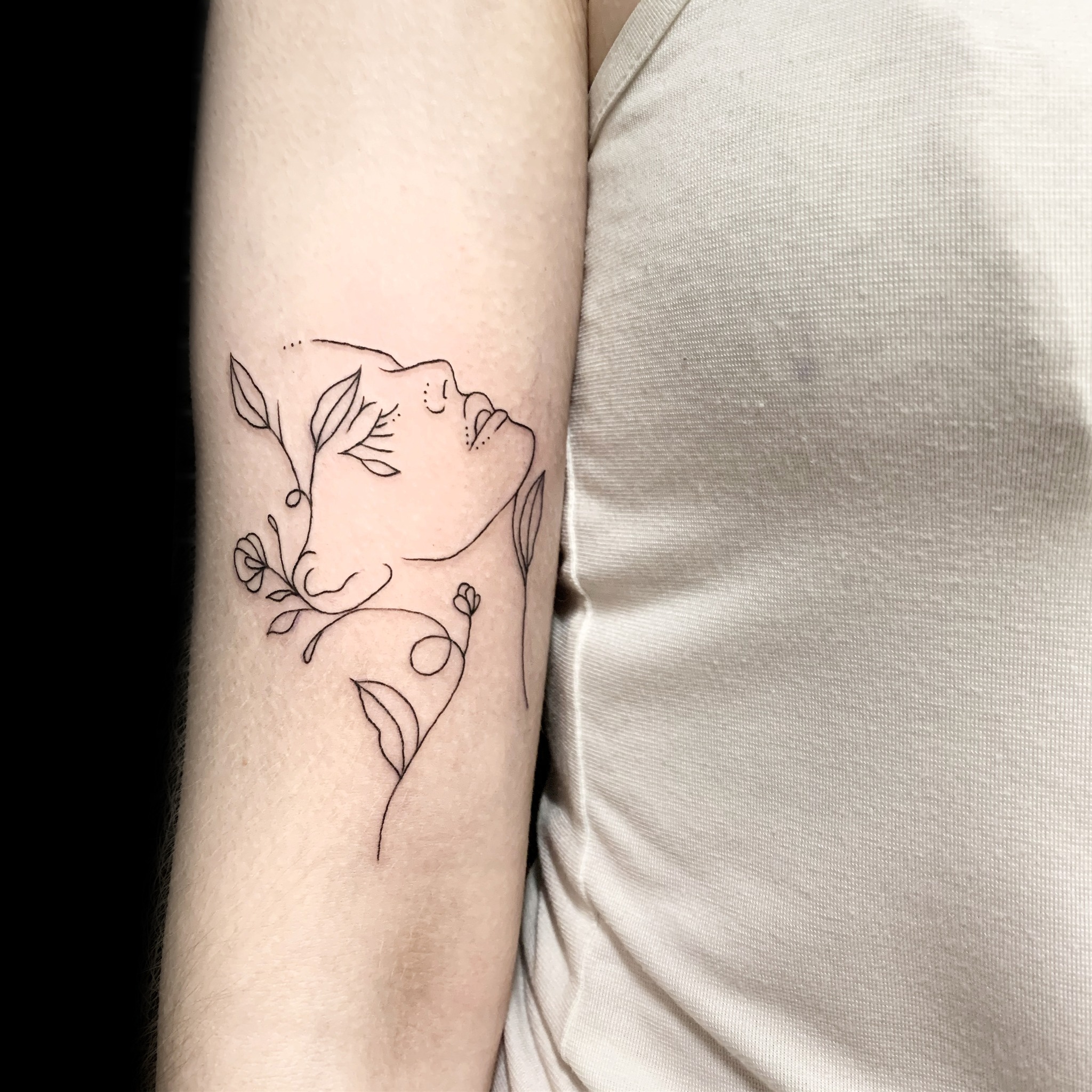 Tatouage Visage Minimaliste