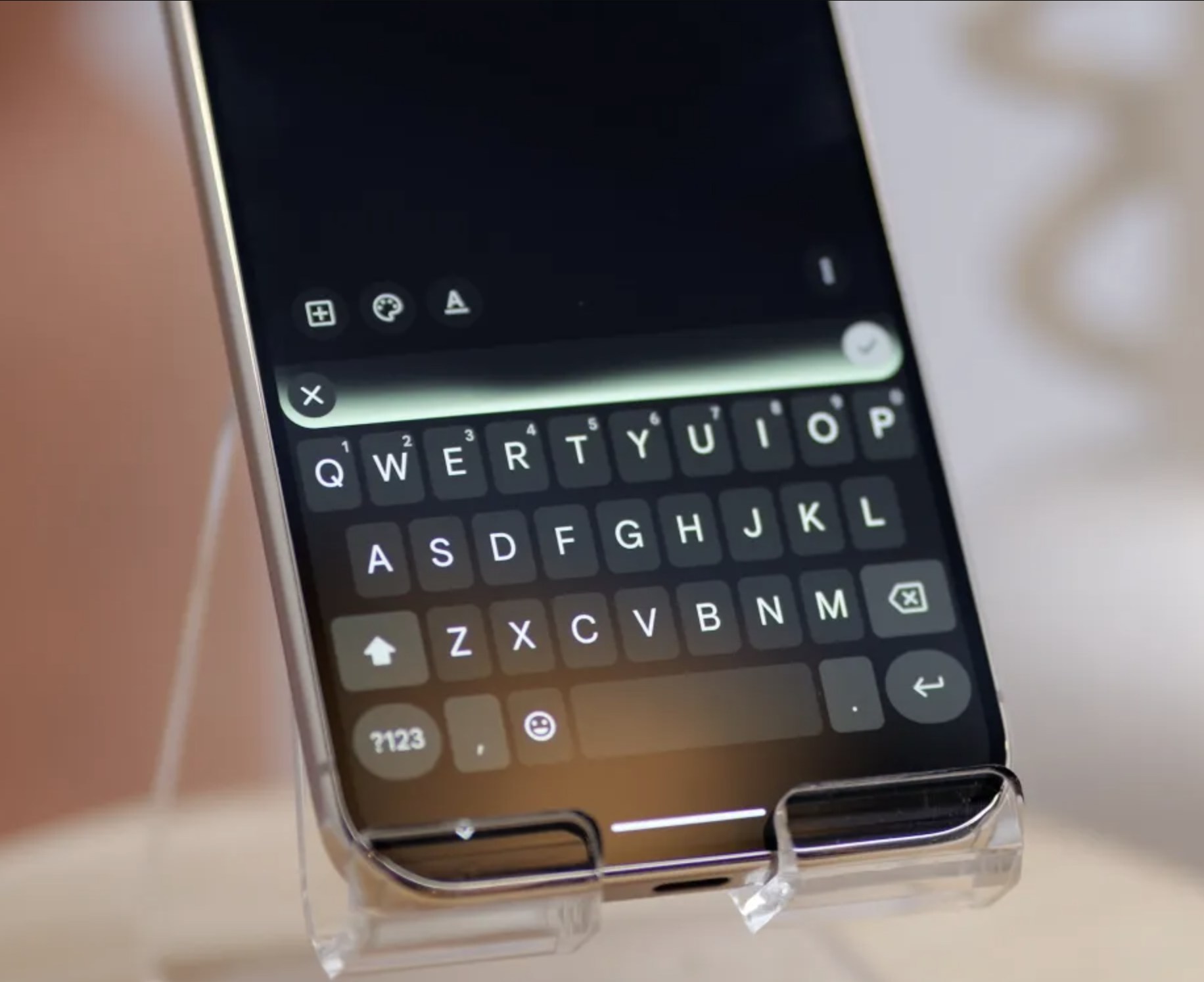 🔒 Gboard đoán chữ tiếp theo — mà không nhìn thấy một từ nào bạn