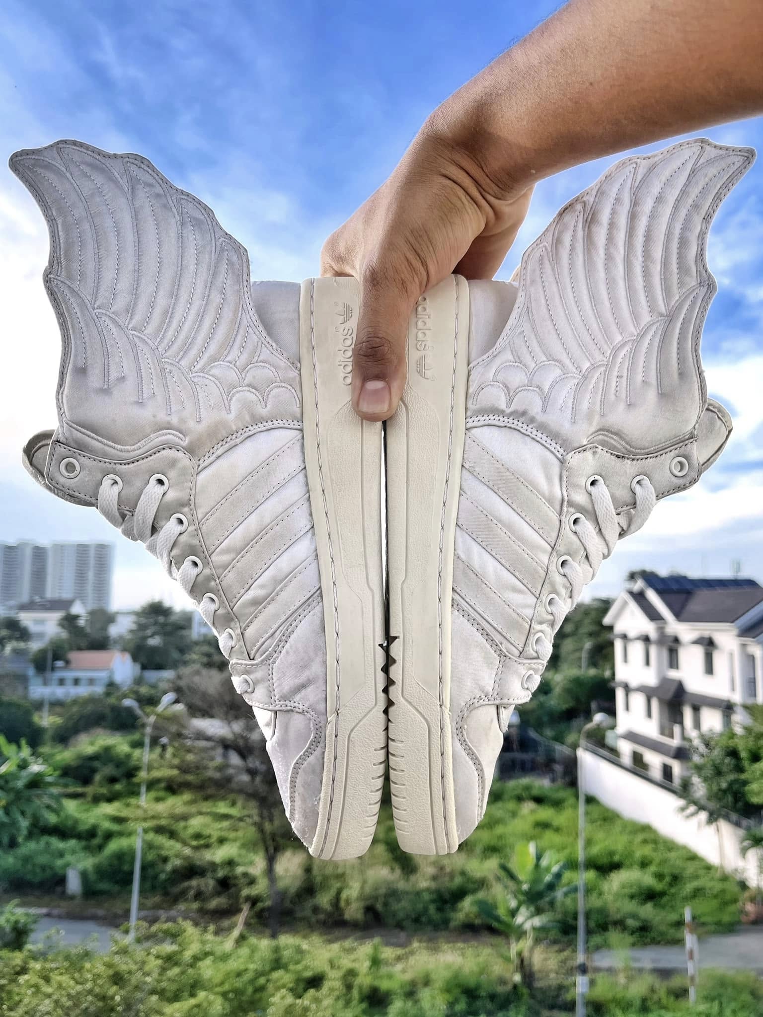 ?**2NE1 x Jeremy Scott x Adidas Wings 2.0 Triple White**? * Size 