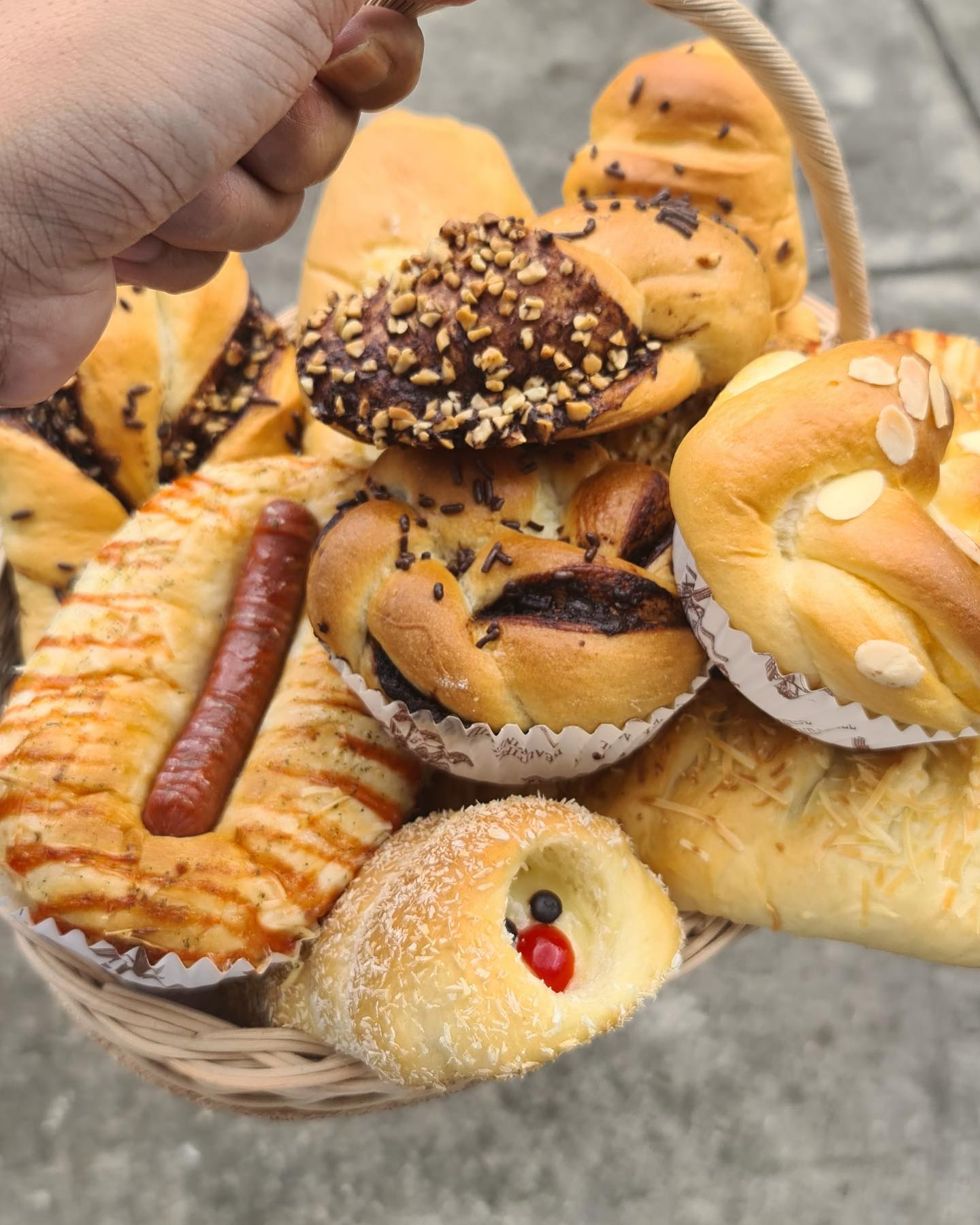 Berbagai macam varian Roti yang... - Warung Kue Al Rumi