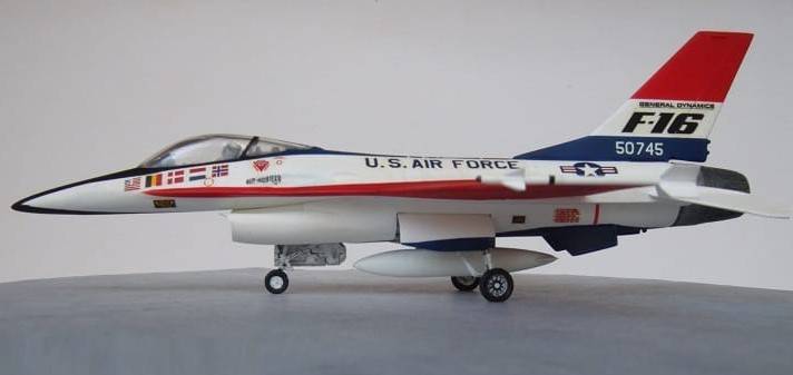 Monogram's 1976 1/72 F-16 kit in original YF-16 colors