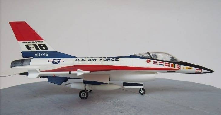 Monogram's 1976 1/72 F-16 kit in original YF-16 colors