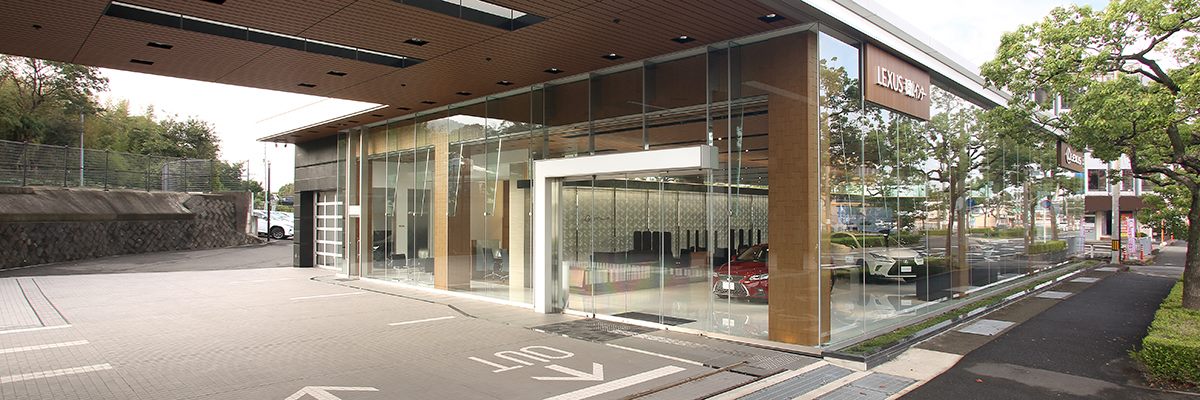 【e-latch機能のご案内】 eラッチ機能とは？ 従来のドアハンドルとは違い、握っただけでロックが電子制御で解除され、軽く引くだけでドアが ...