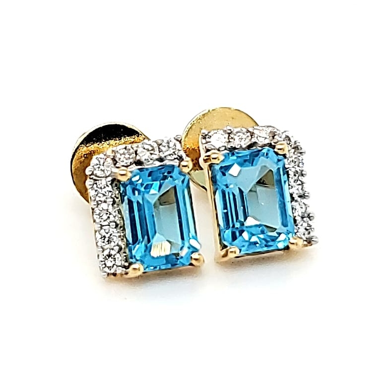 2.5 carats of pure brilliance An elongated cushion cut center stone ...