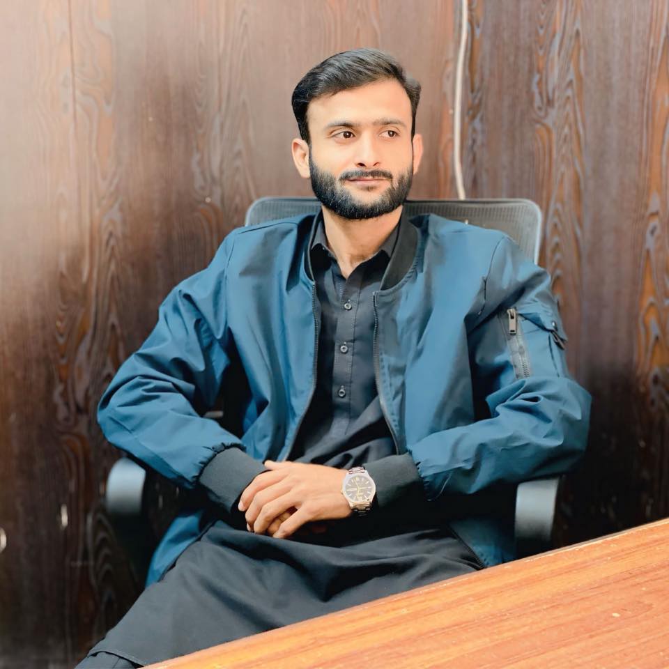 اچھا، یہ دودھ نہیں ہے، یہ پانی ہے۔ یہ وہ پچاس روپے کلو والا پانی ملا ...