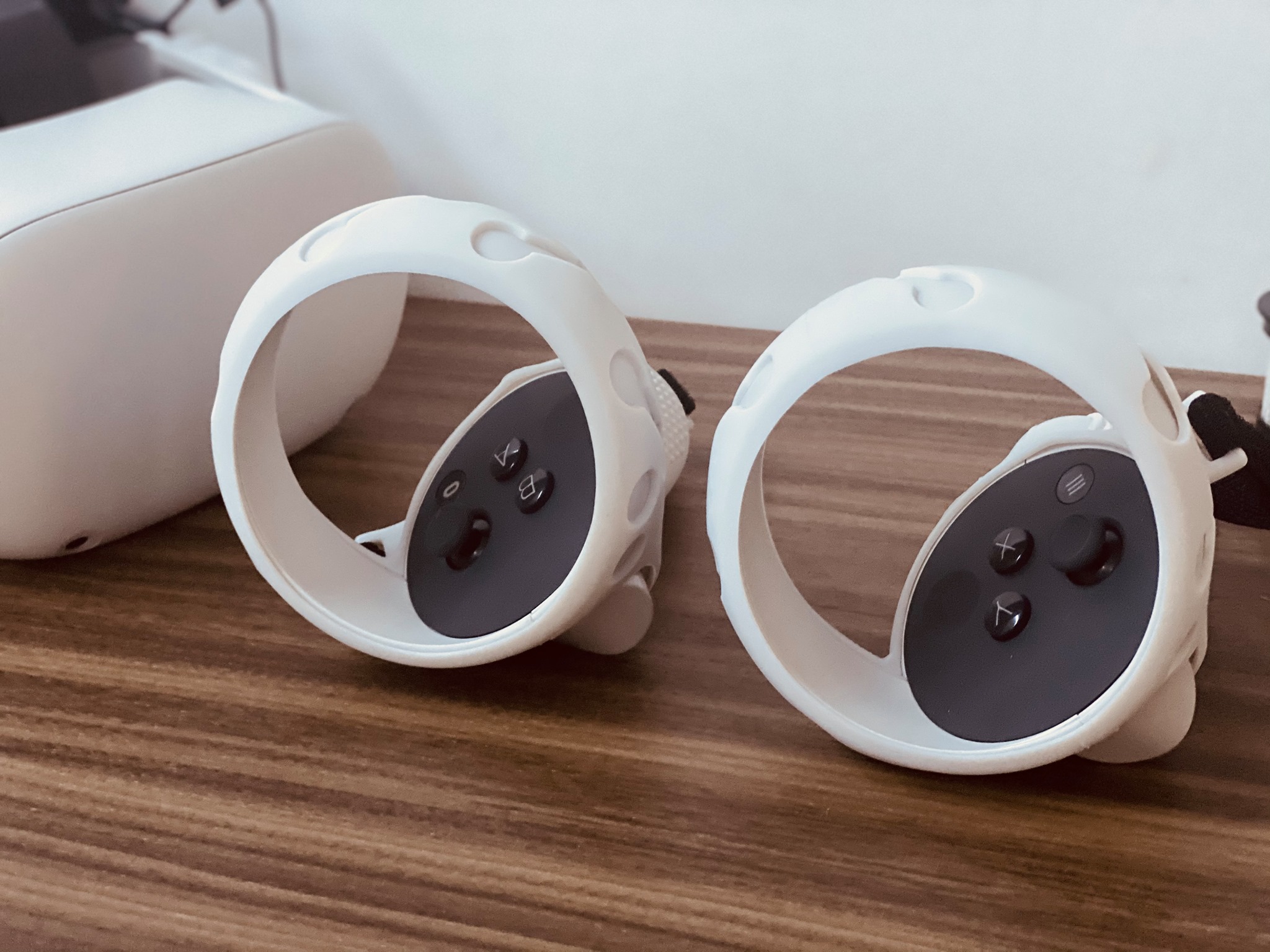 What are the uses of the Oculus Quest 2?