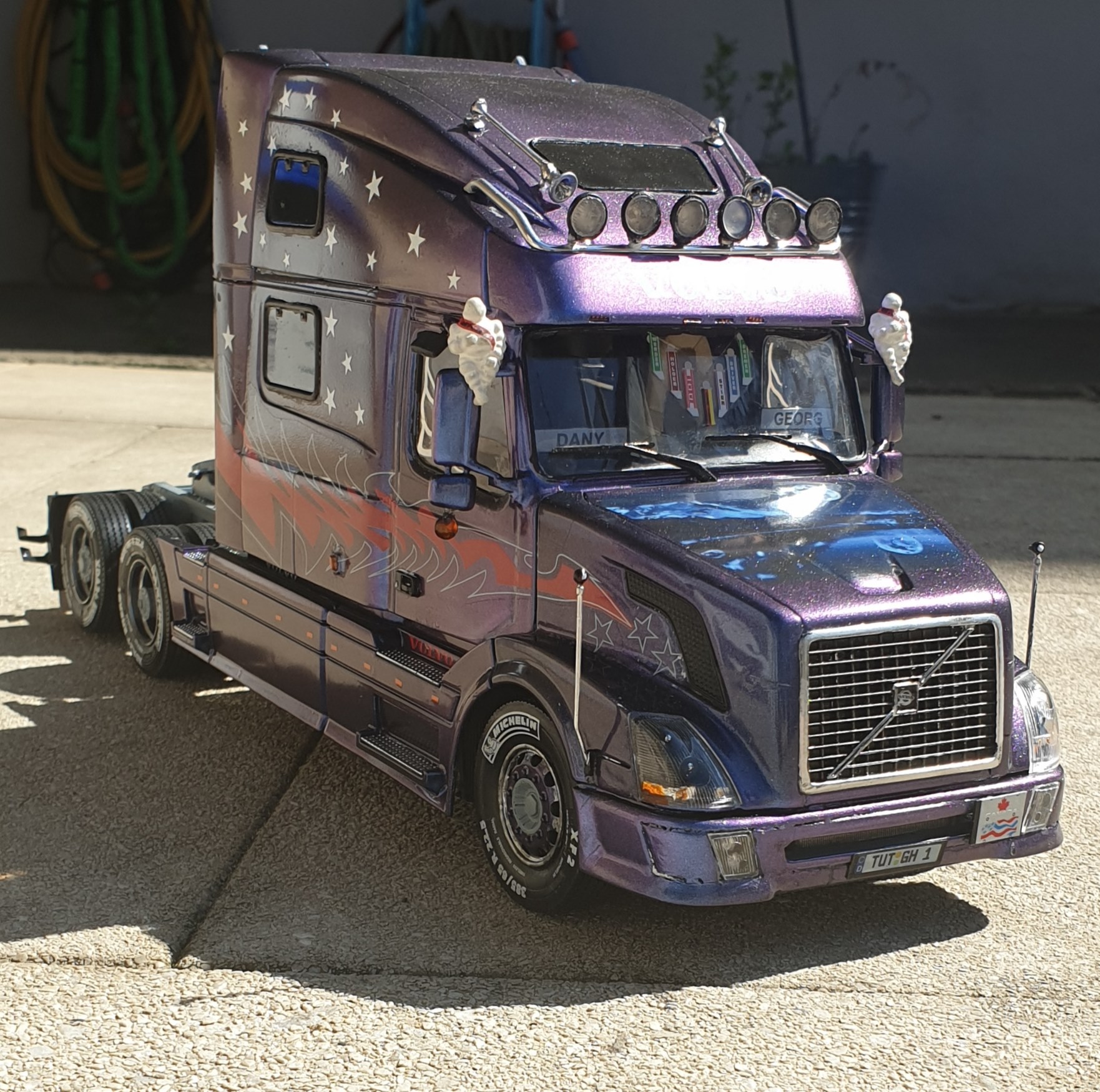 From Georg Hennemann : Volvo VN780 1:24 scale Send your Italeri