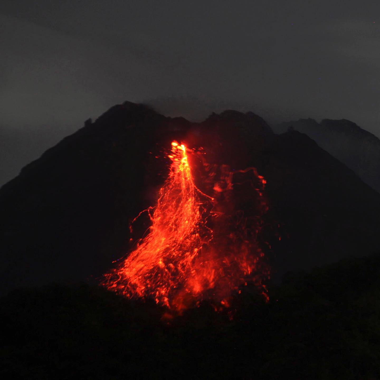 Il - L'eruzione del vulcano del Monte Merapi vista da Sleman, a ...