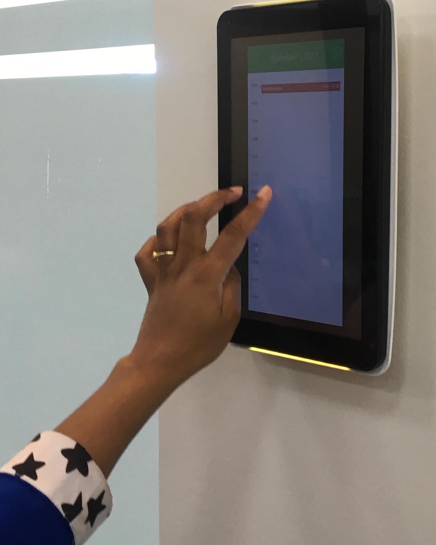 Hooves Support - Meet the Meetio. Smart work space....