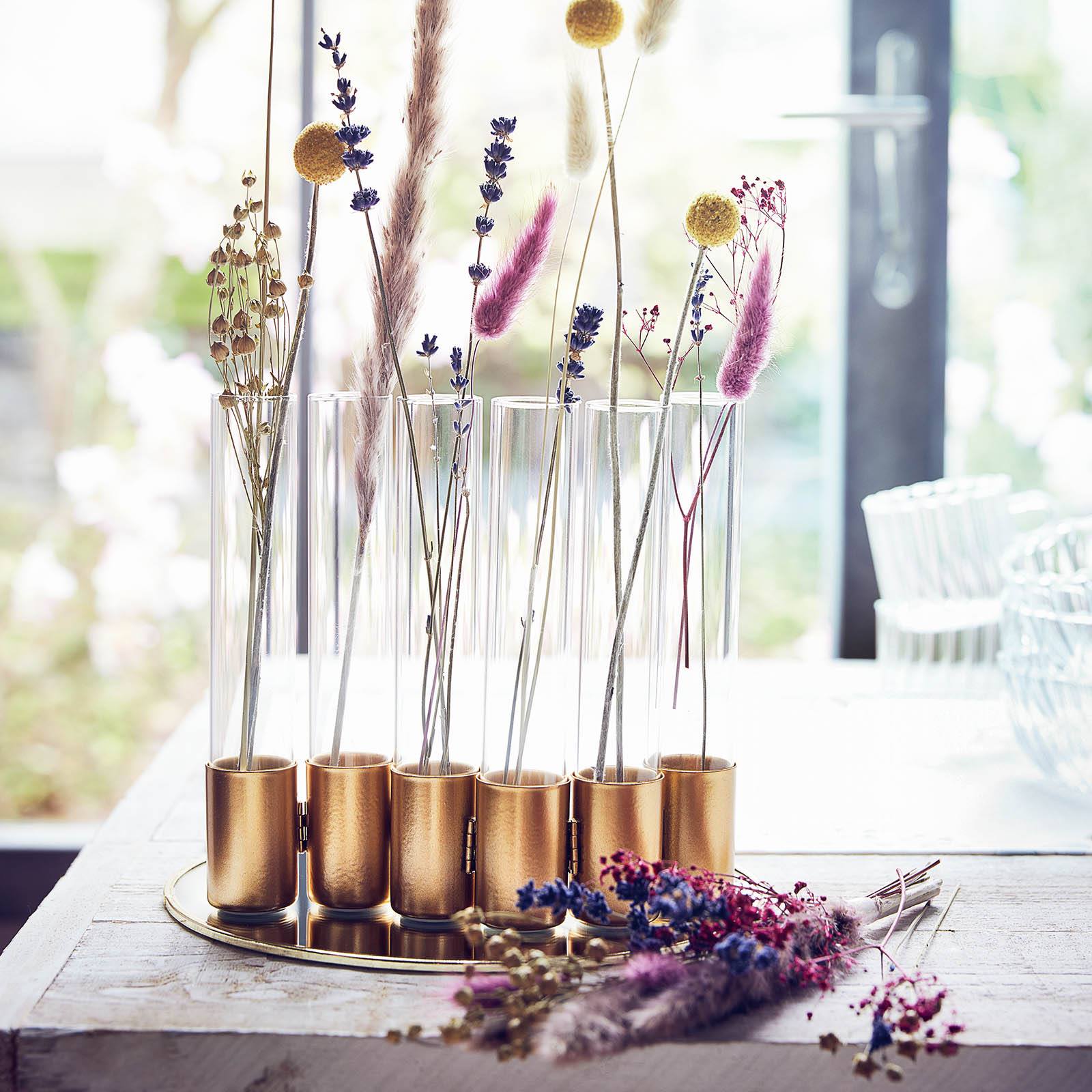 Klein, aber fein. Die Vase Ikebana ist endlich wieder erhältlich und ist ideal um einzelne Trockenblumen gekonnt in Szene zu setzen. Die goldenen Details harmonieren perfekt mit den Farbakzenten der T