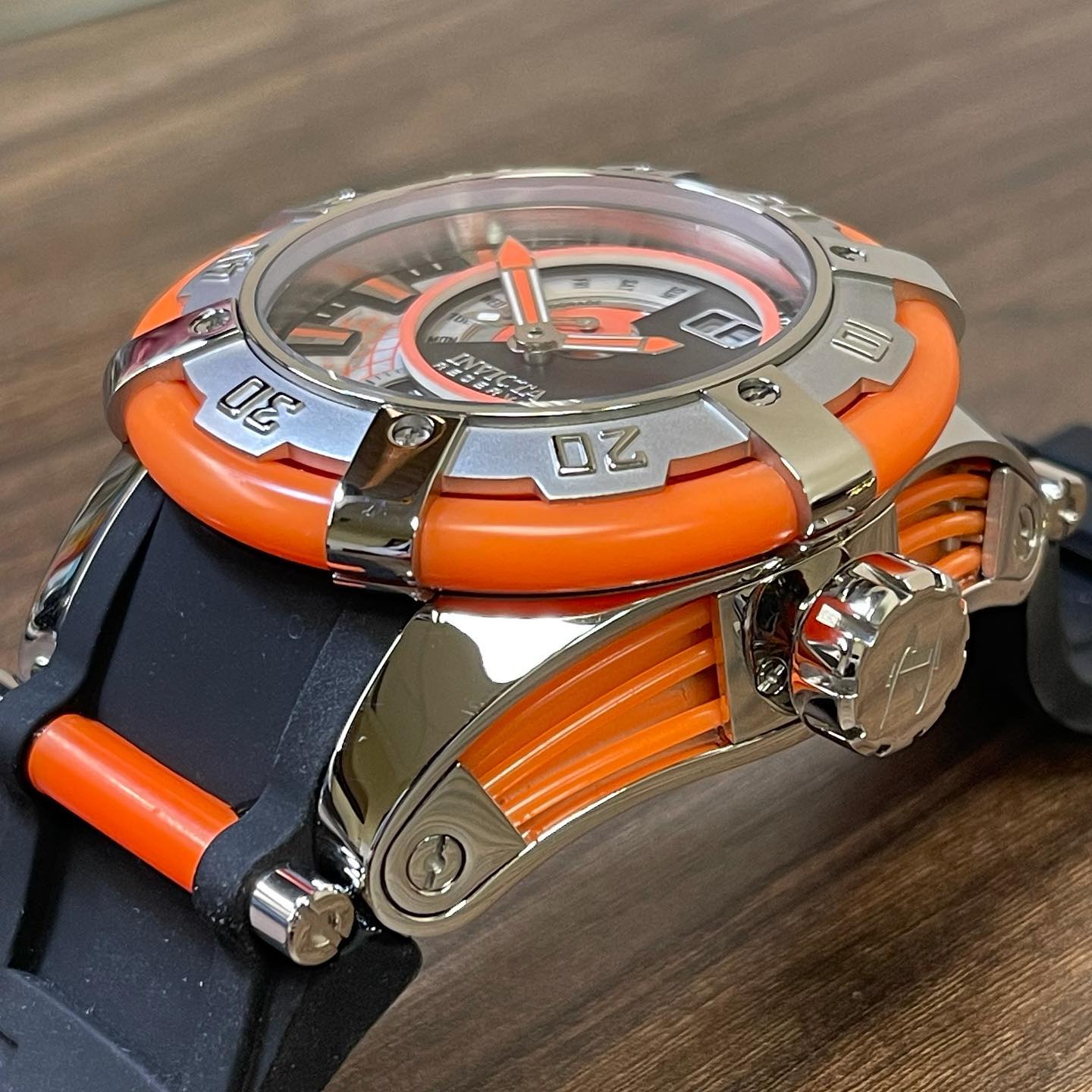 The new Invictawatch x SHAQ #Bolt is here! Check them out at