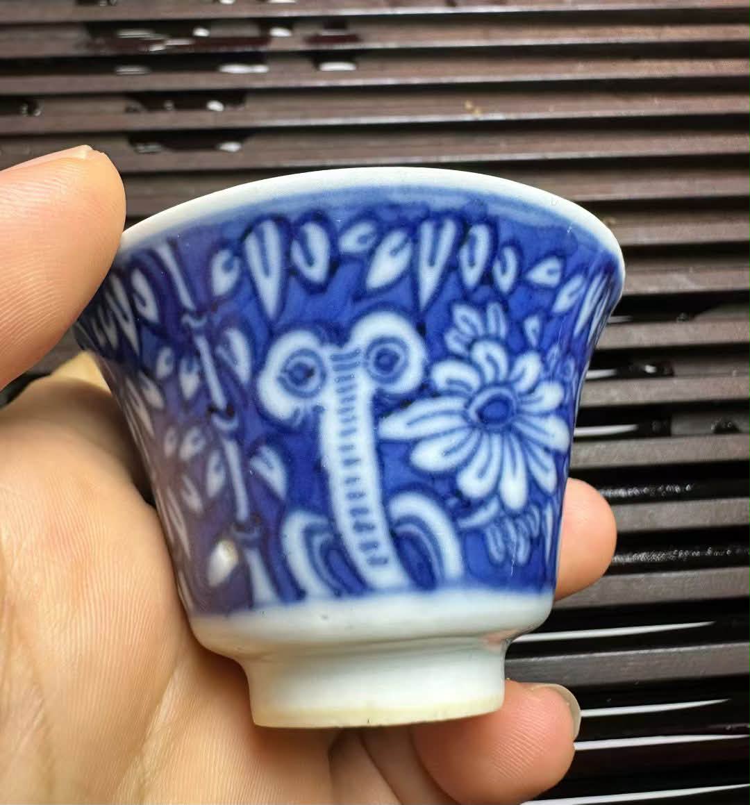清中期龙凤呈祥若深珍藏款青花壶承。绘画的是云龙，画工精细。